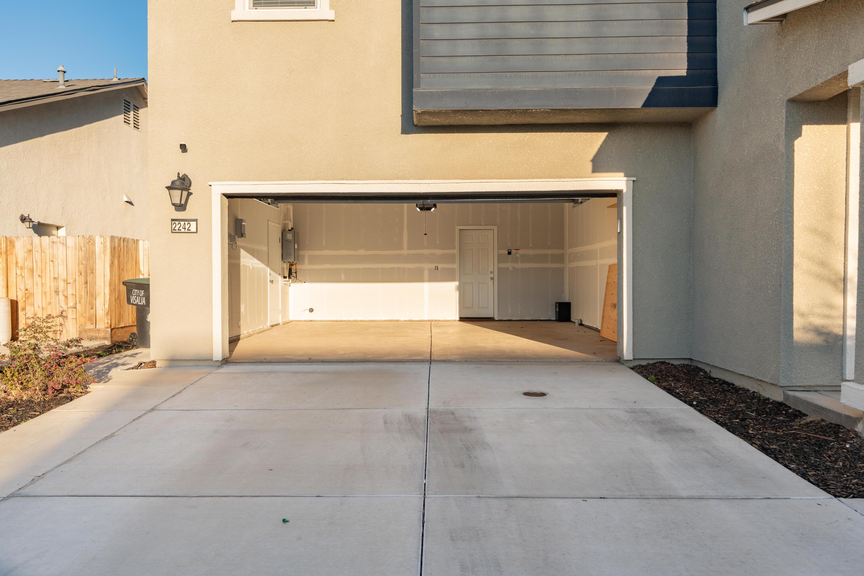 2242 S Manzanita Ct, Visalia, CA 93292