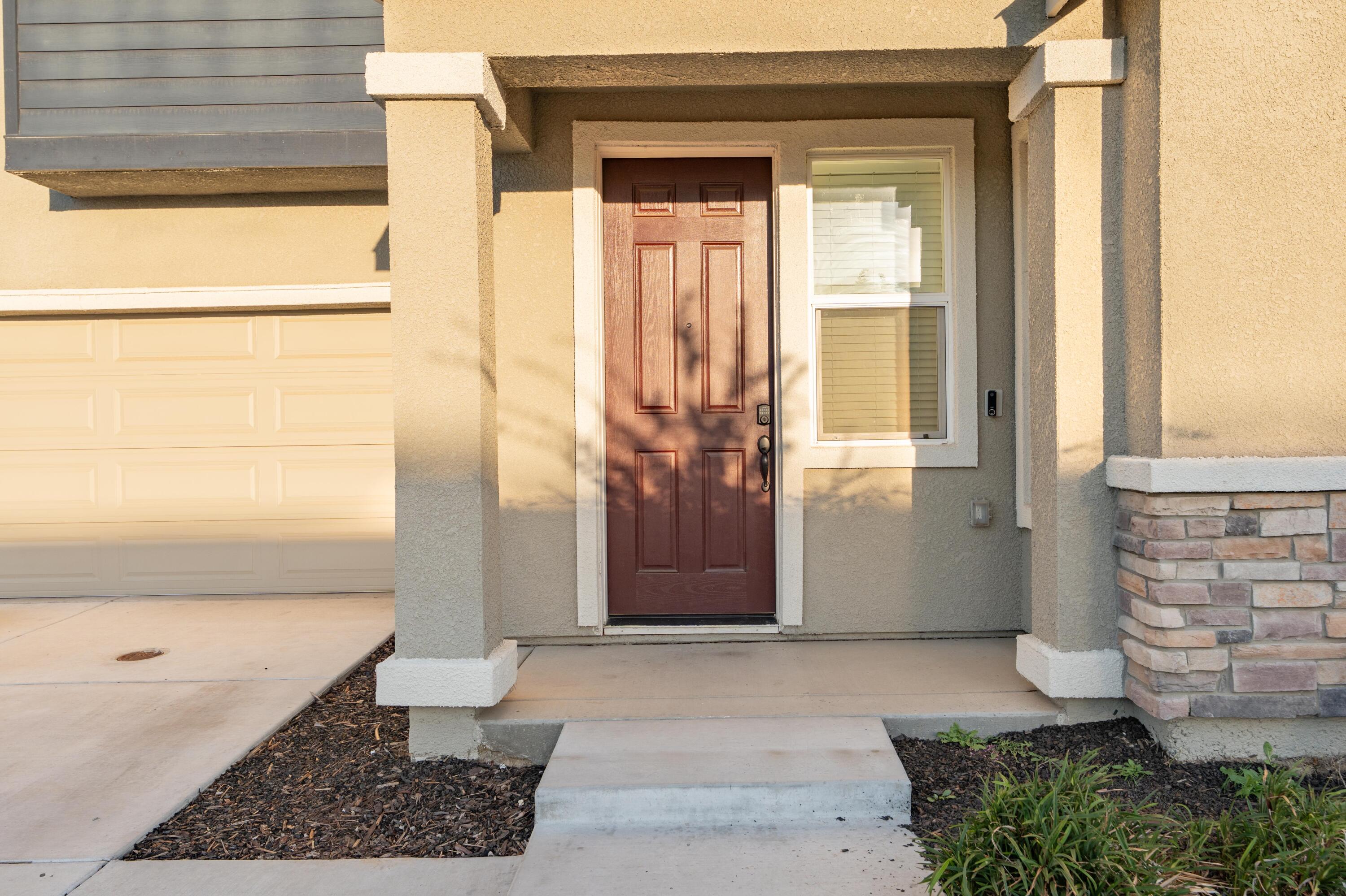 2242 S Manzanita Ct, Visalia, CA 93292