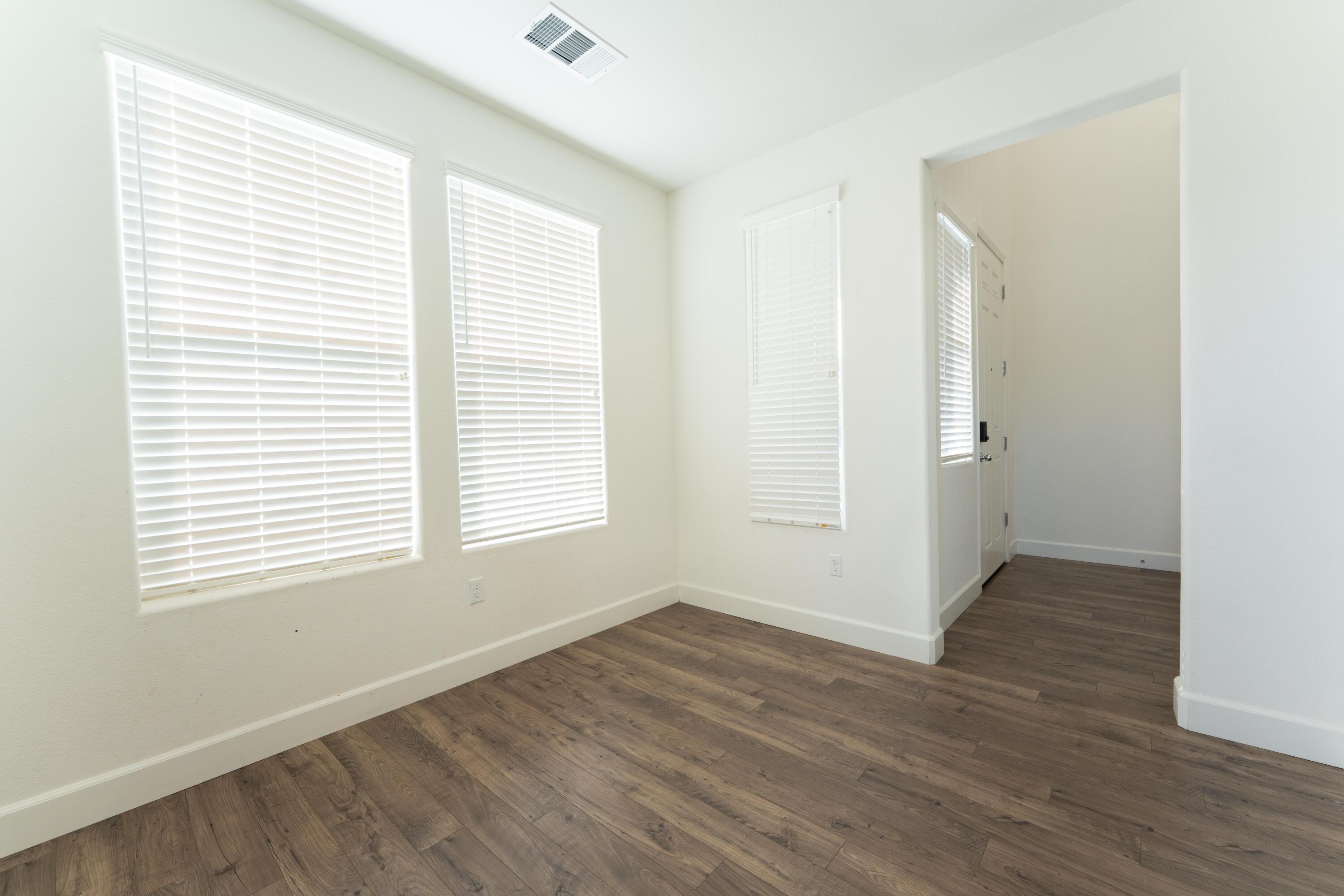 2242 S Manzanita Ct, Visalia, CA 93292