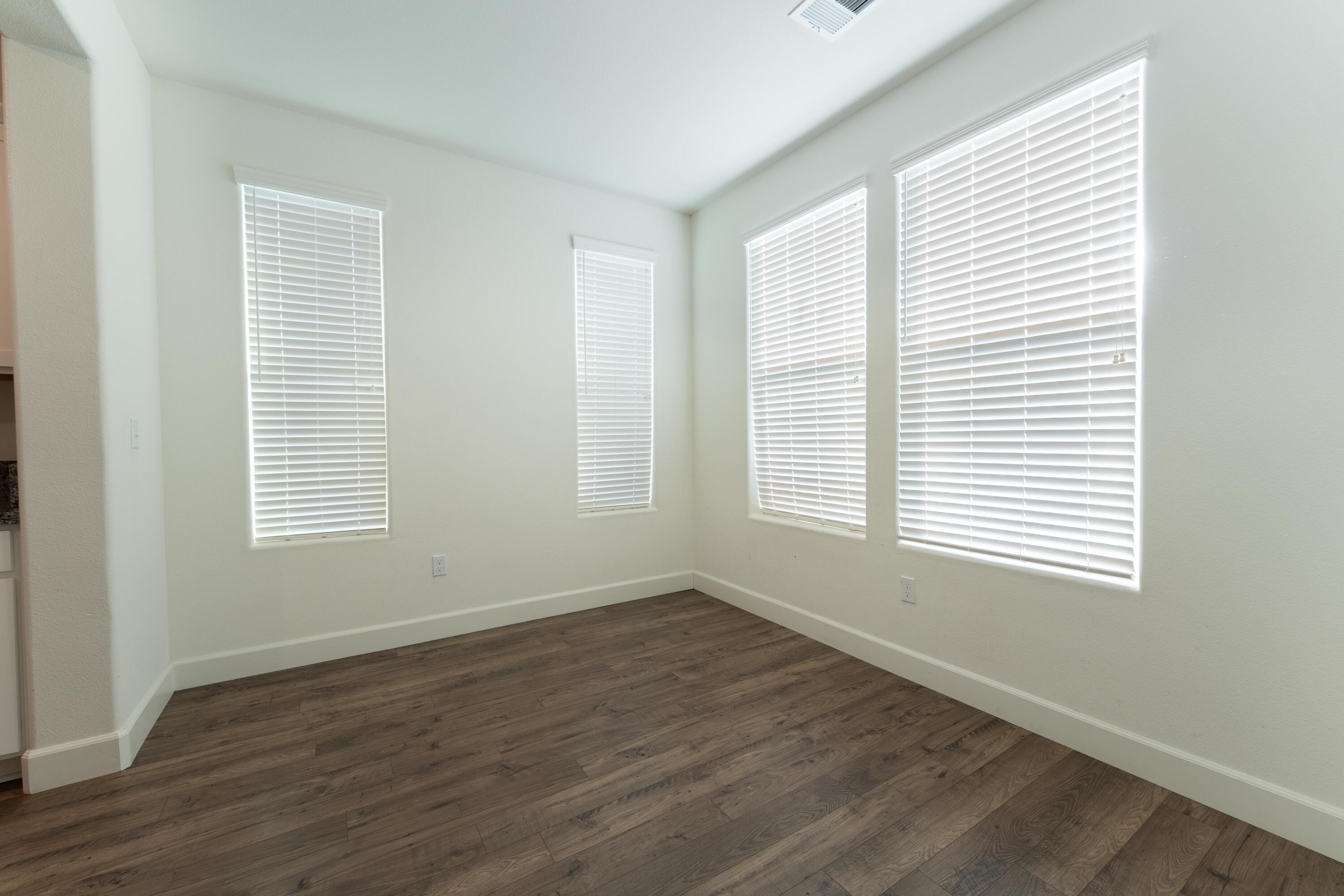 2242 S Manzanita Ct, Visalia, CA 93292