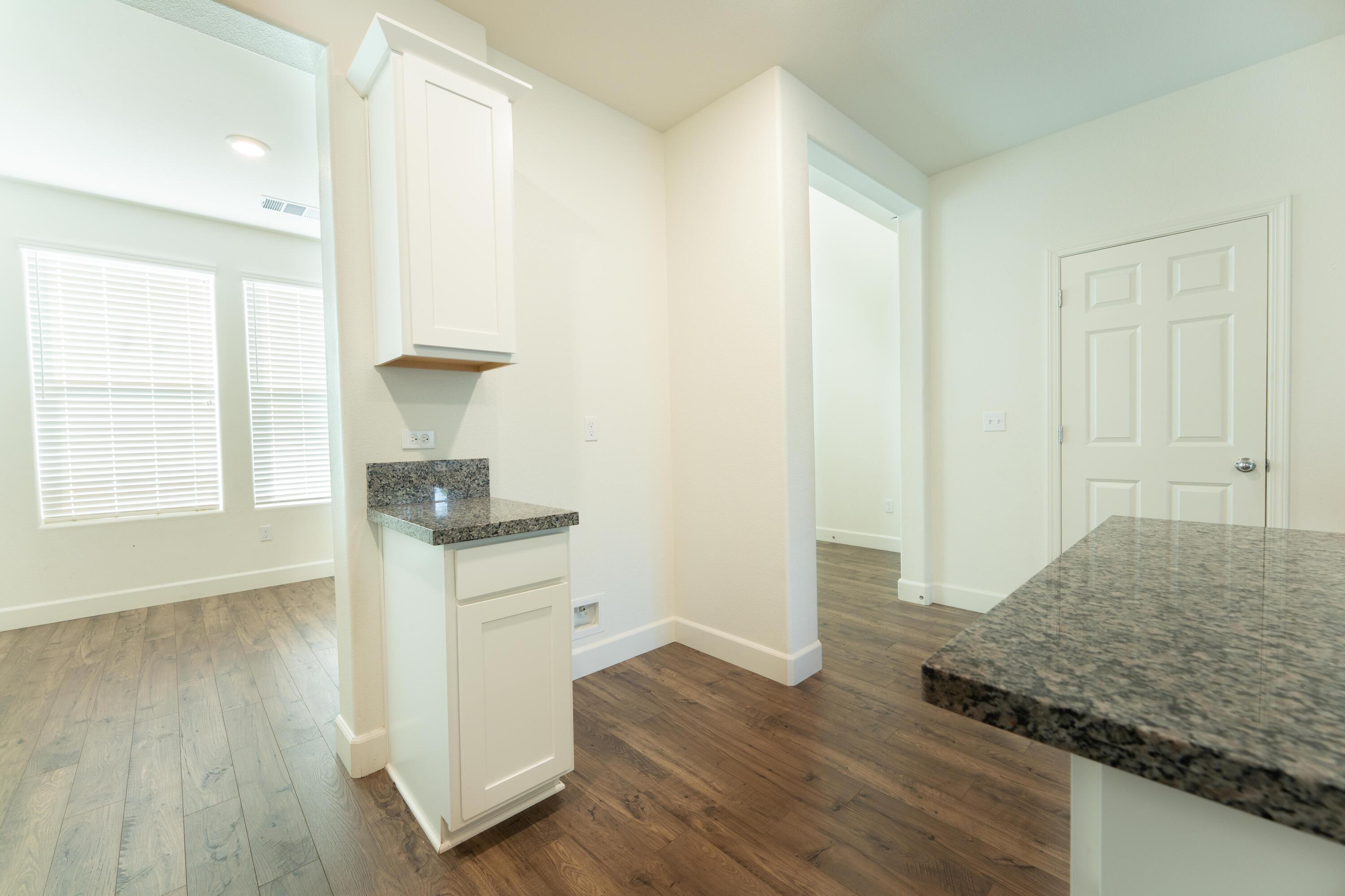 2242 S Manzanita Ct, Visalia, CA 93292