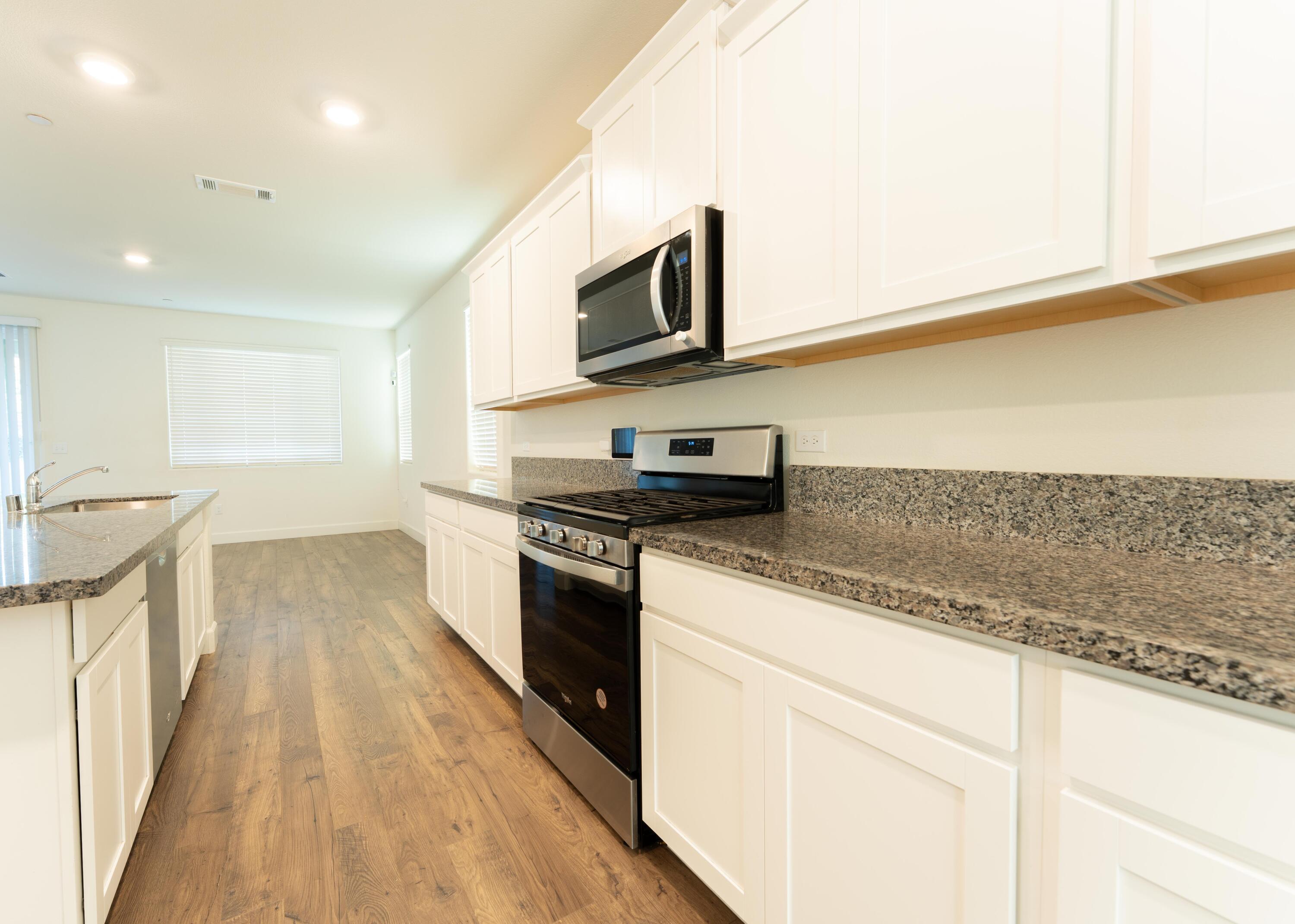 2242 S Manzanita Ct, Visalia, CA 93292