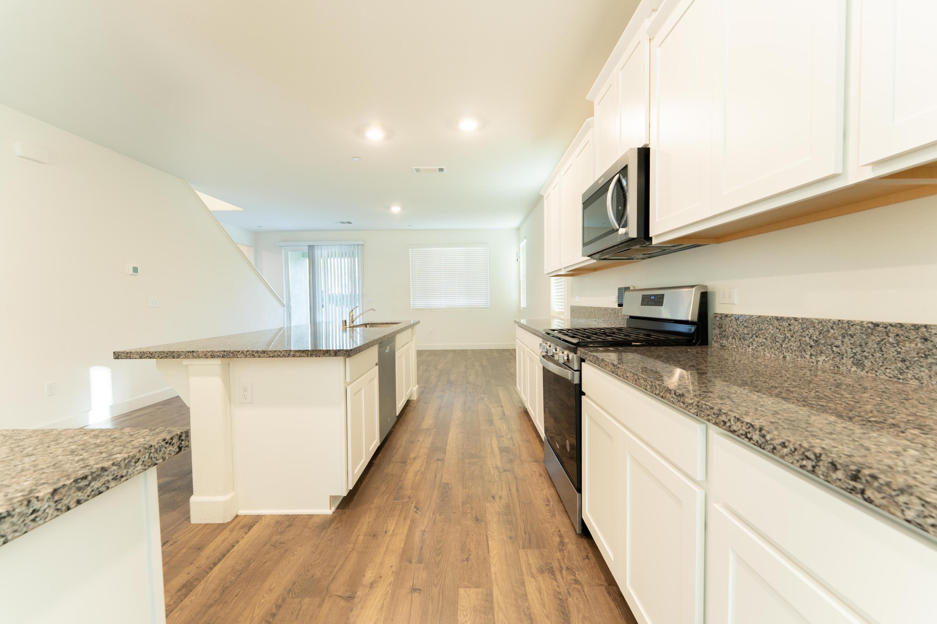 2242 S Manzanita Ct, Visalia, CA 93292