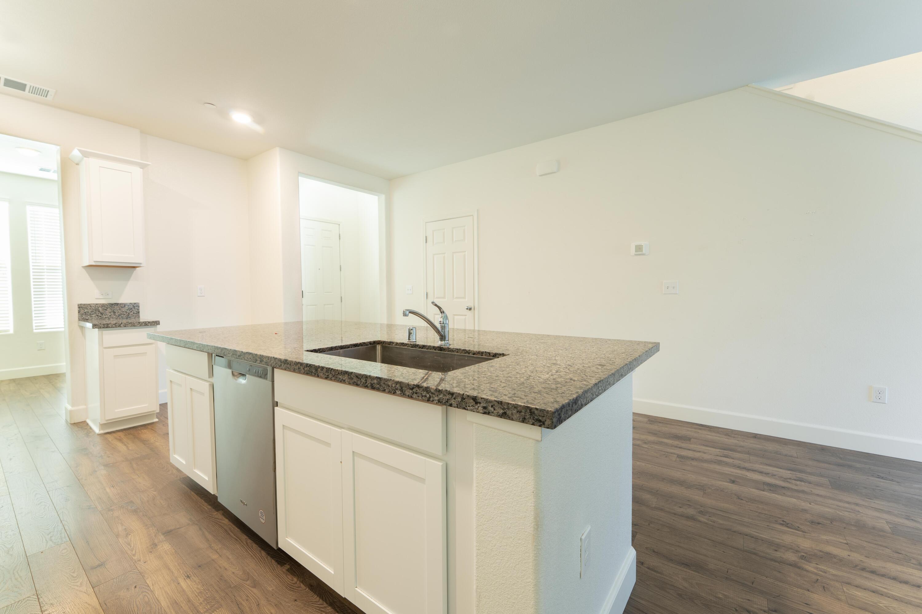 2242 S Manzanita Ct, Visalia, CA 93292