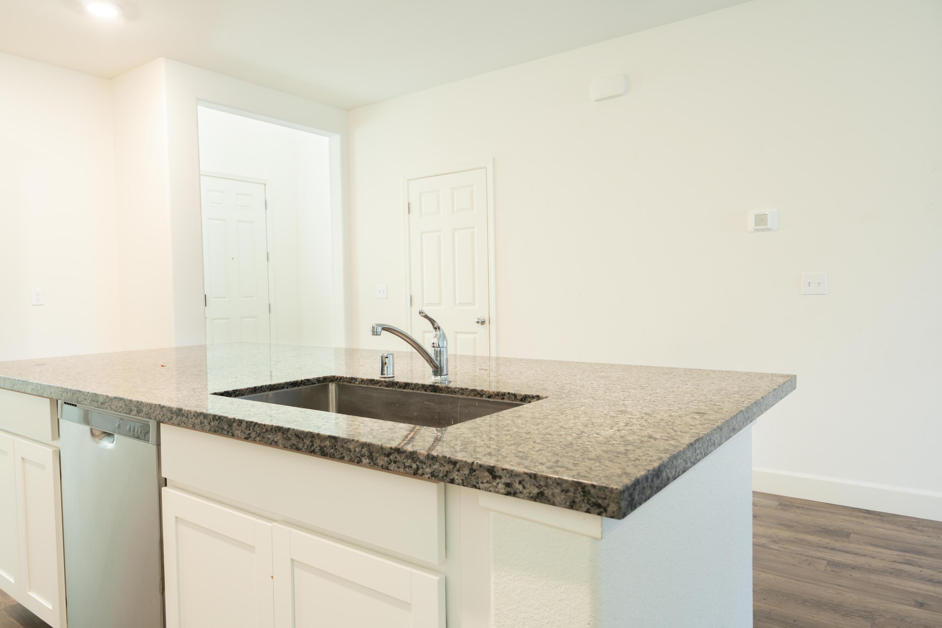 2242 S Manzanita Ct, Visalia, CA 93292