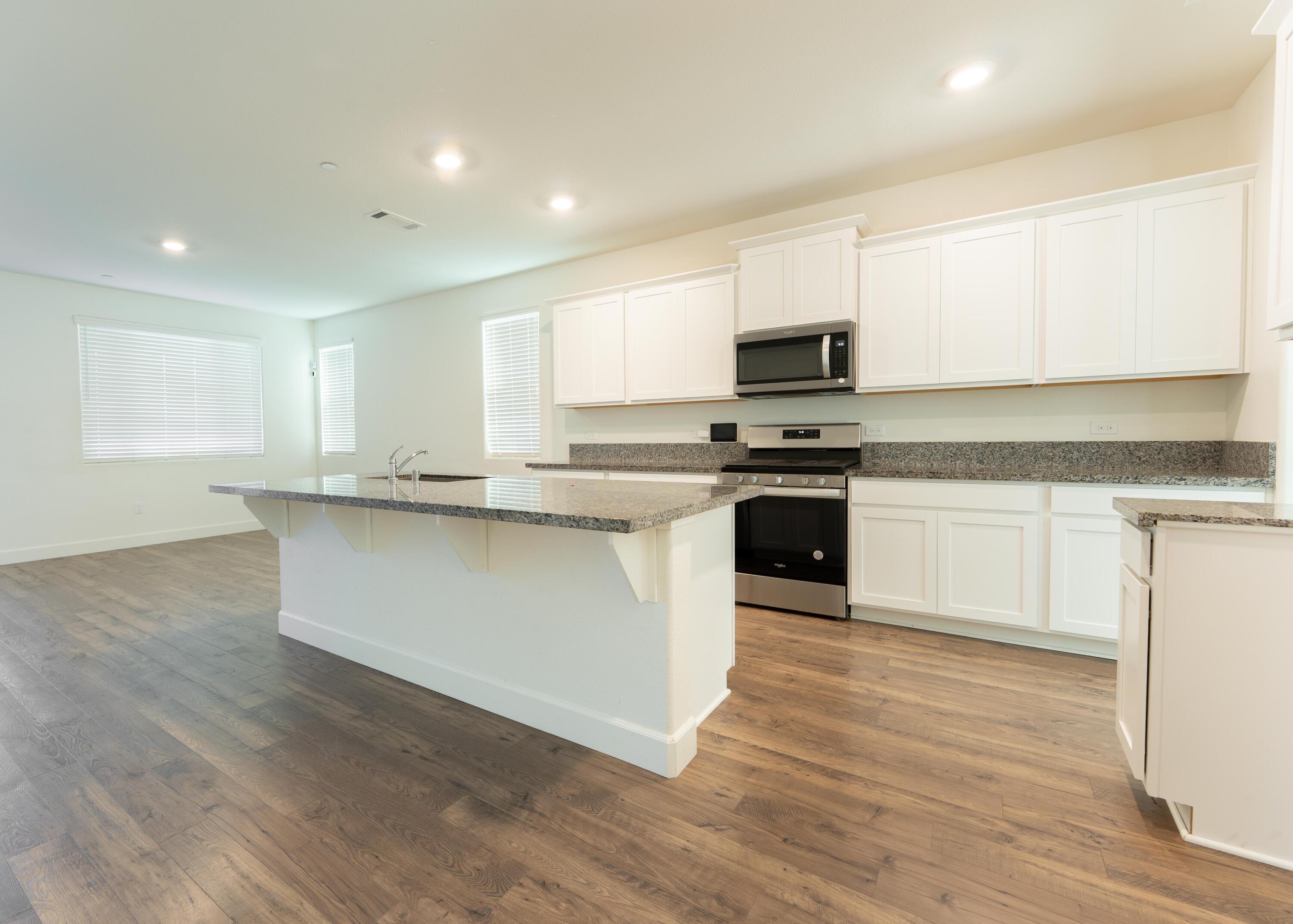 2242 S Manzanita Ct, Visalia, CA 93292