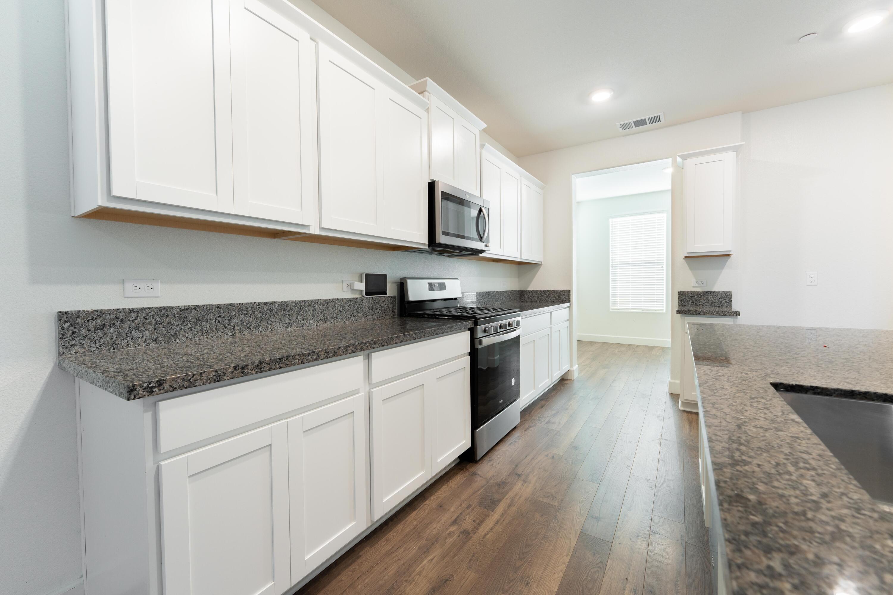 2242 S Manzanita Ct, Visalia, CA 93292