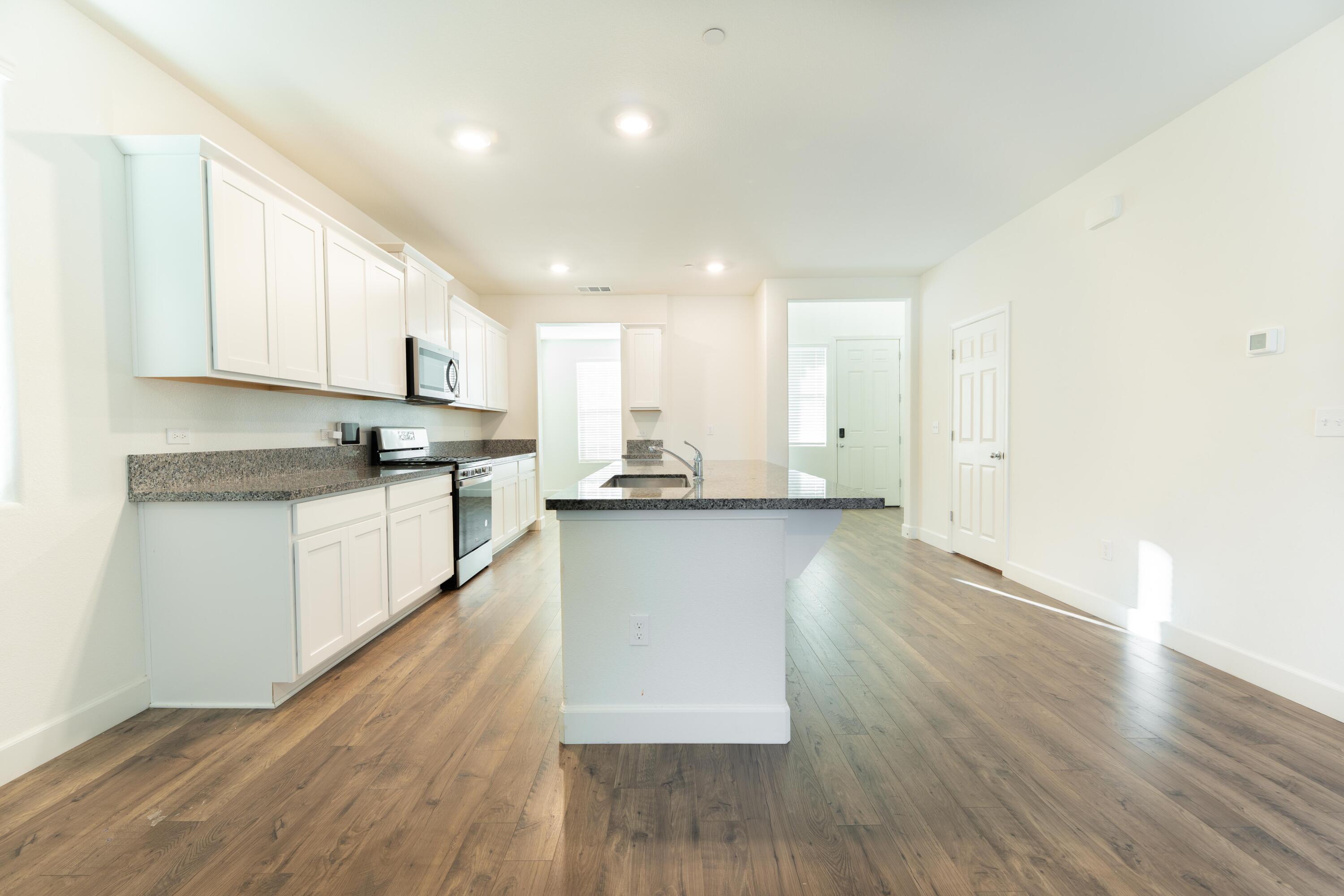 2242 S Manzanita Ct, Visalia, CA 93292