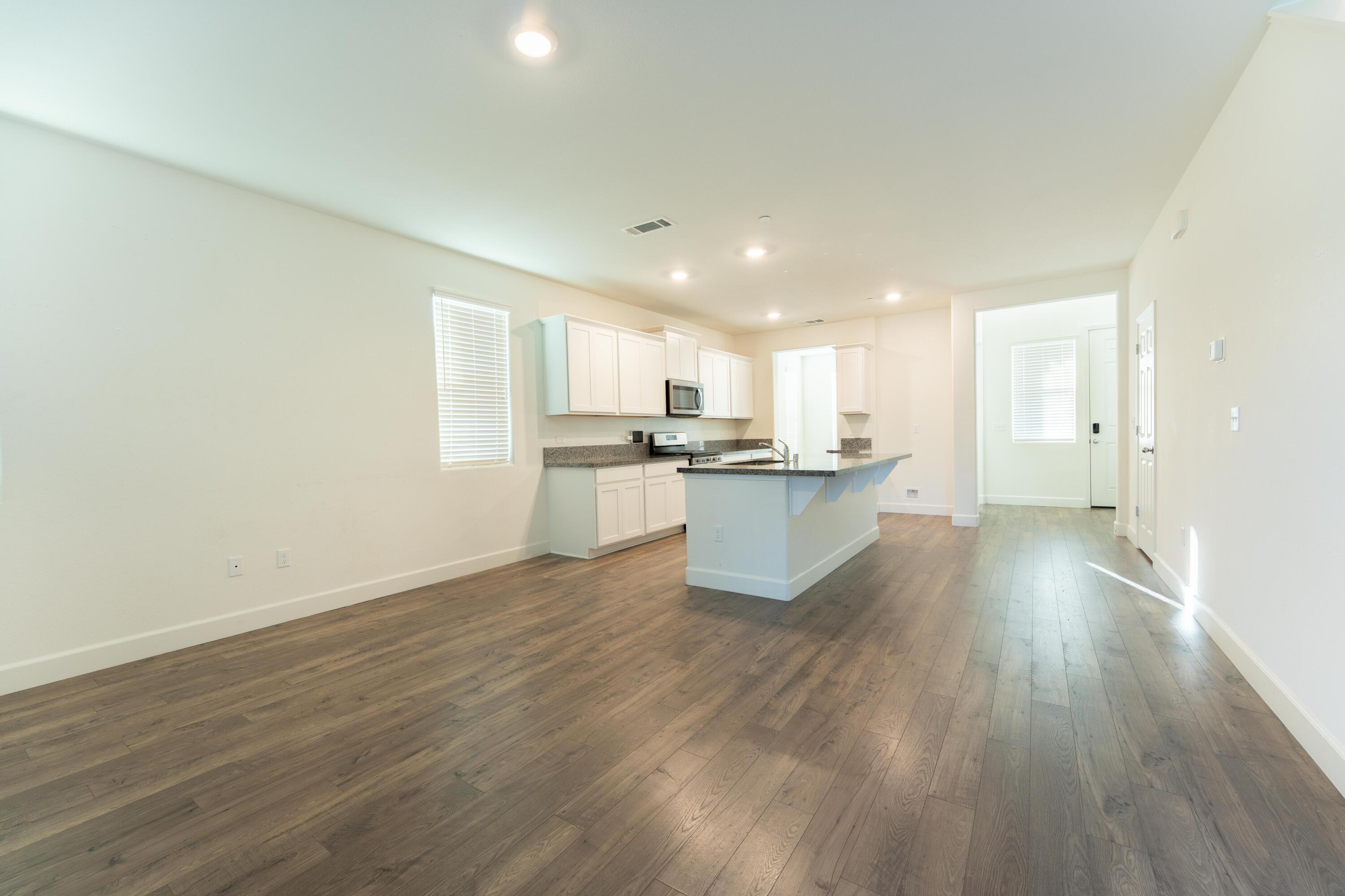 2242 S Manzanita Ct, Visalia, CA 93292