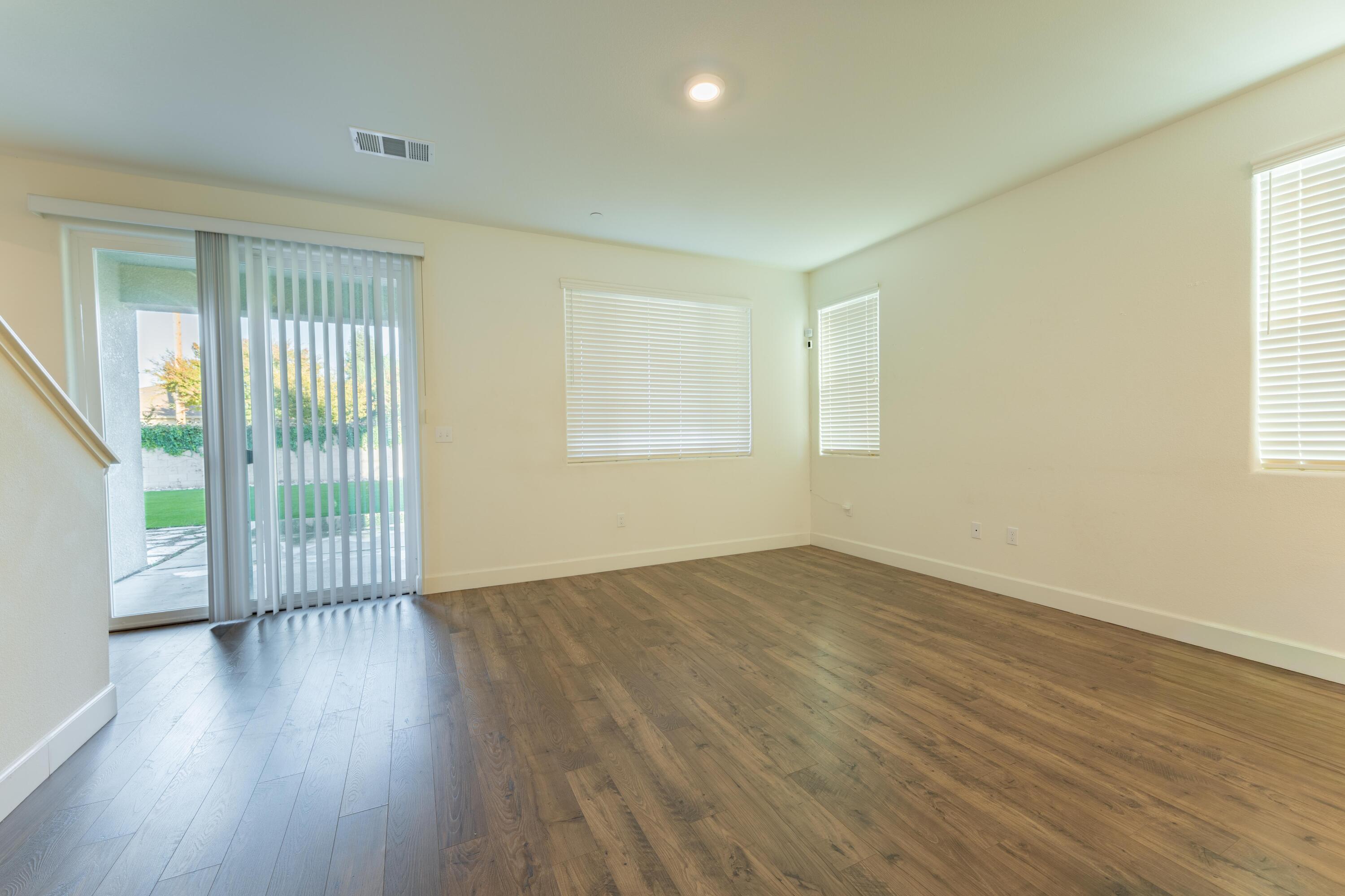 2242 S Manzanita Ct, Visalia, CA 93292