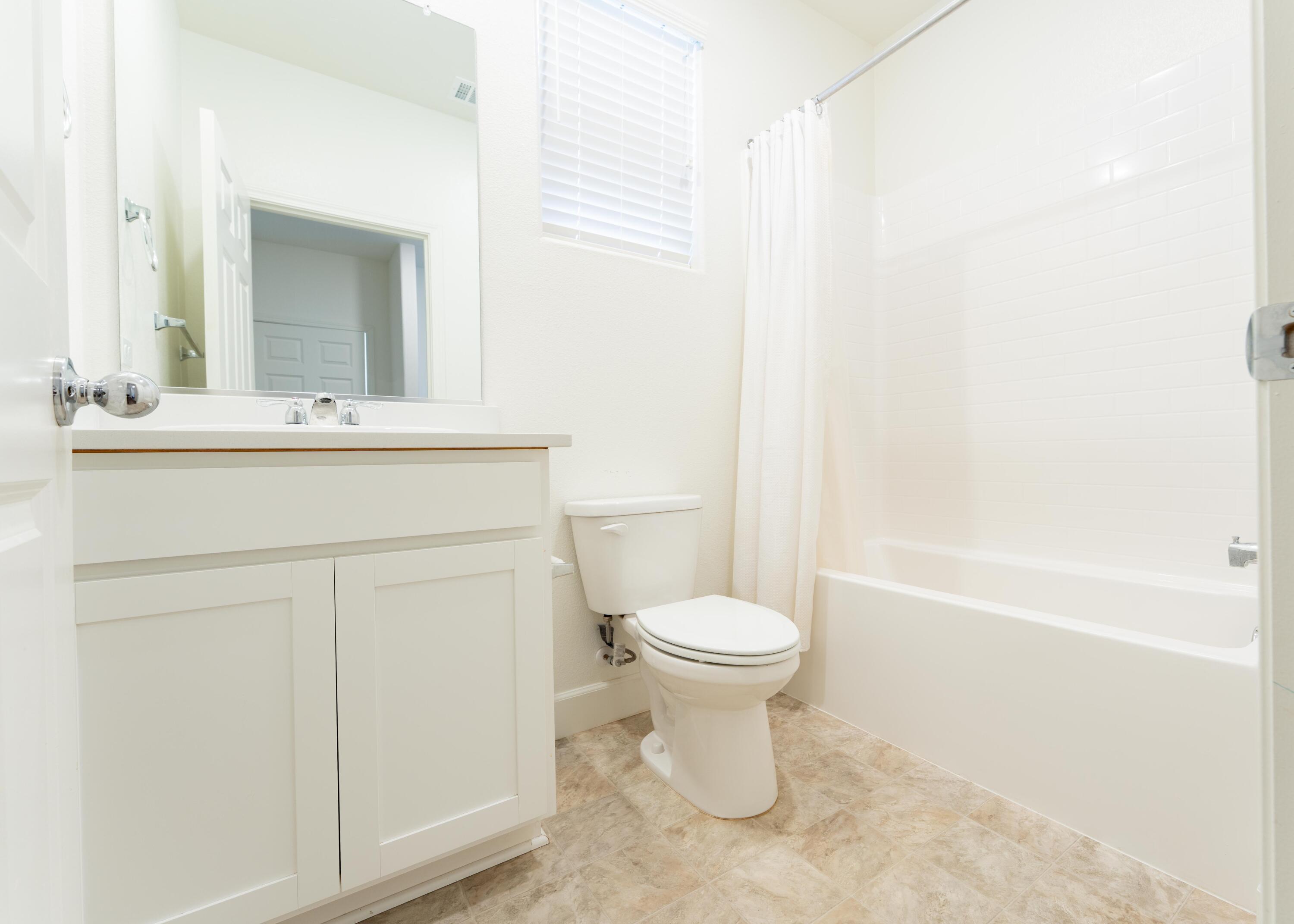 2242 S Manzanita Ct, Visalia, CA 93292