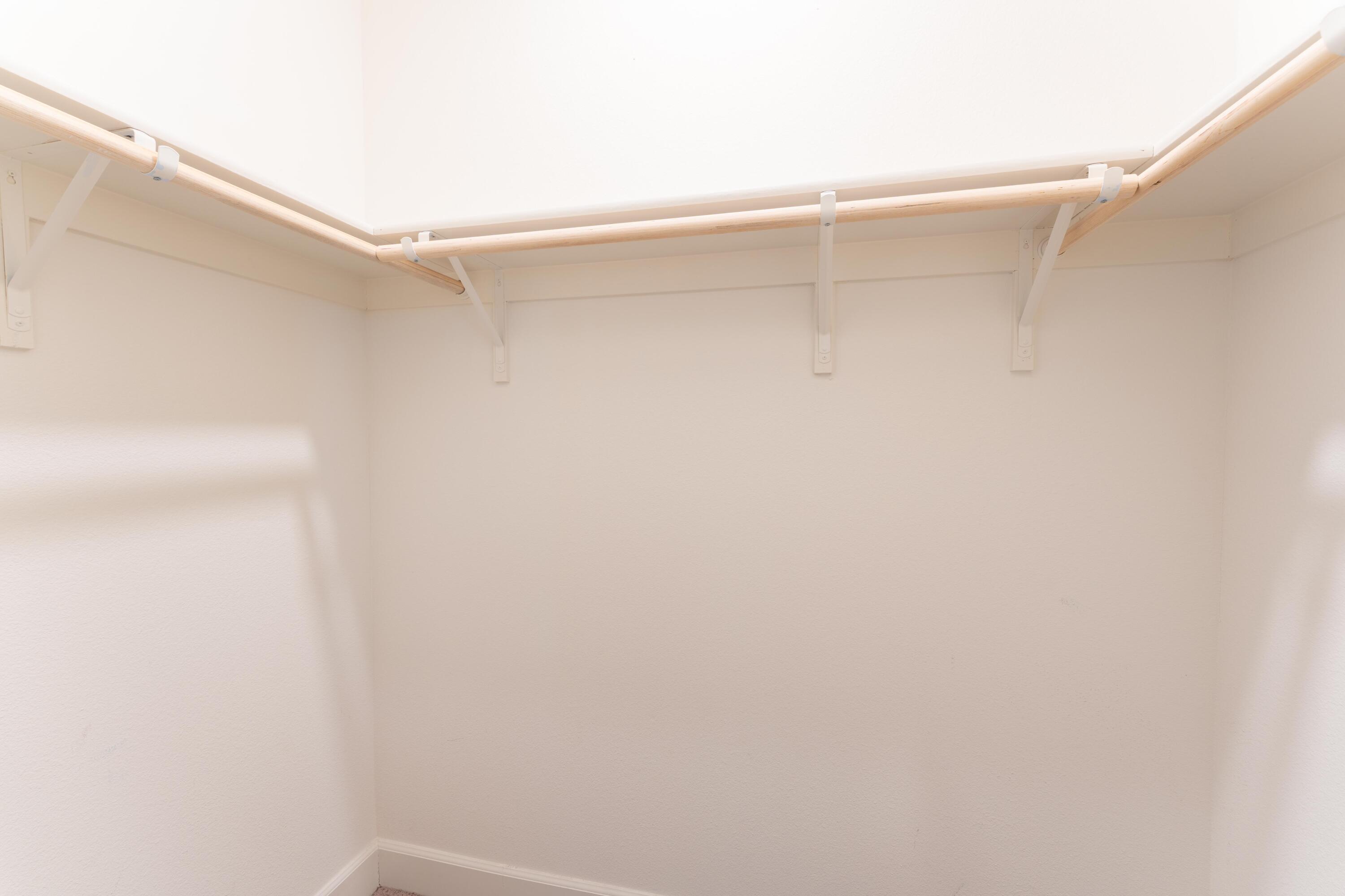 2242 S Manzanita Ct, Visalia, CA 93292