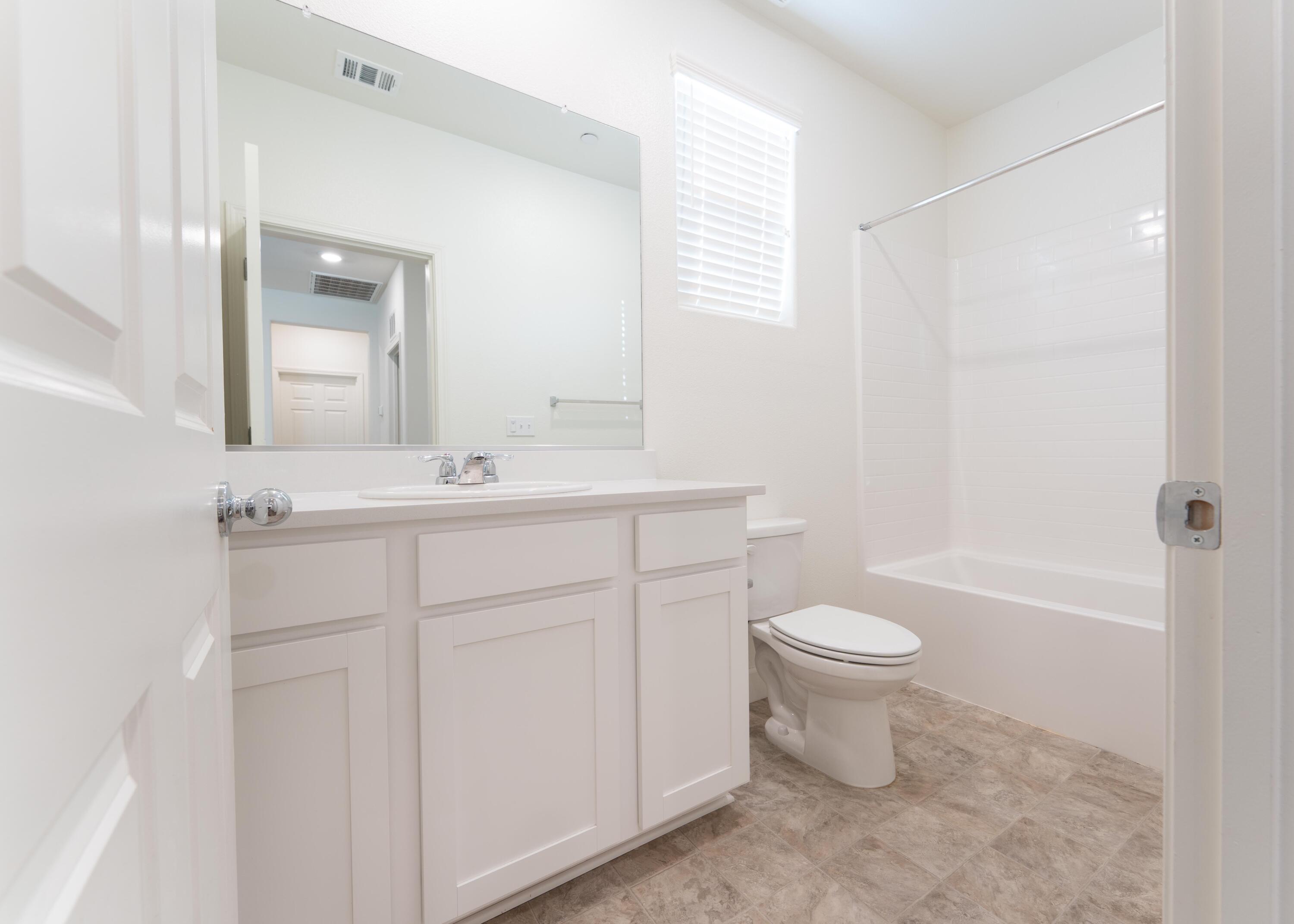 2242 S Manzanita Ct, Visalia, CA 93292