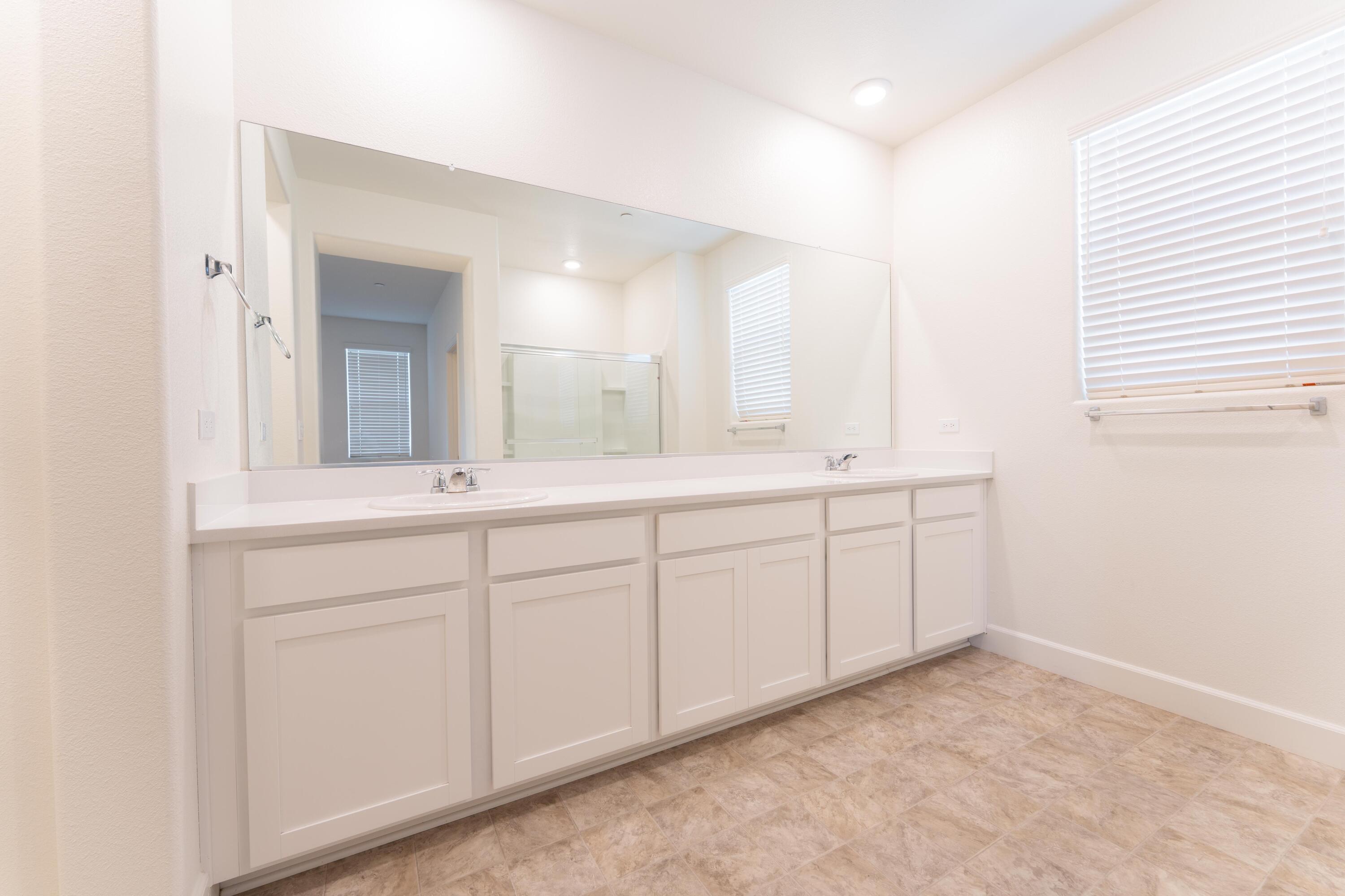 2242 S Manzanita Ct, Visalia, CA 93292