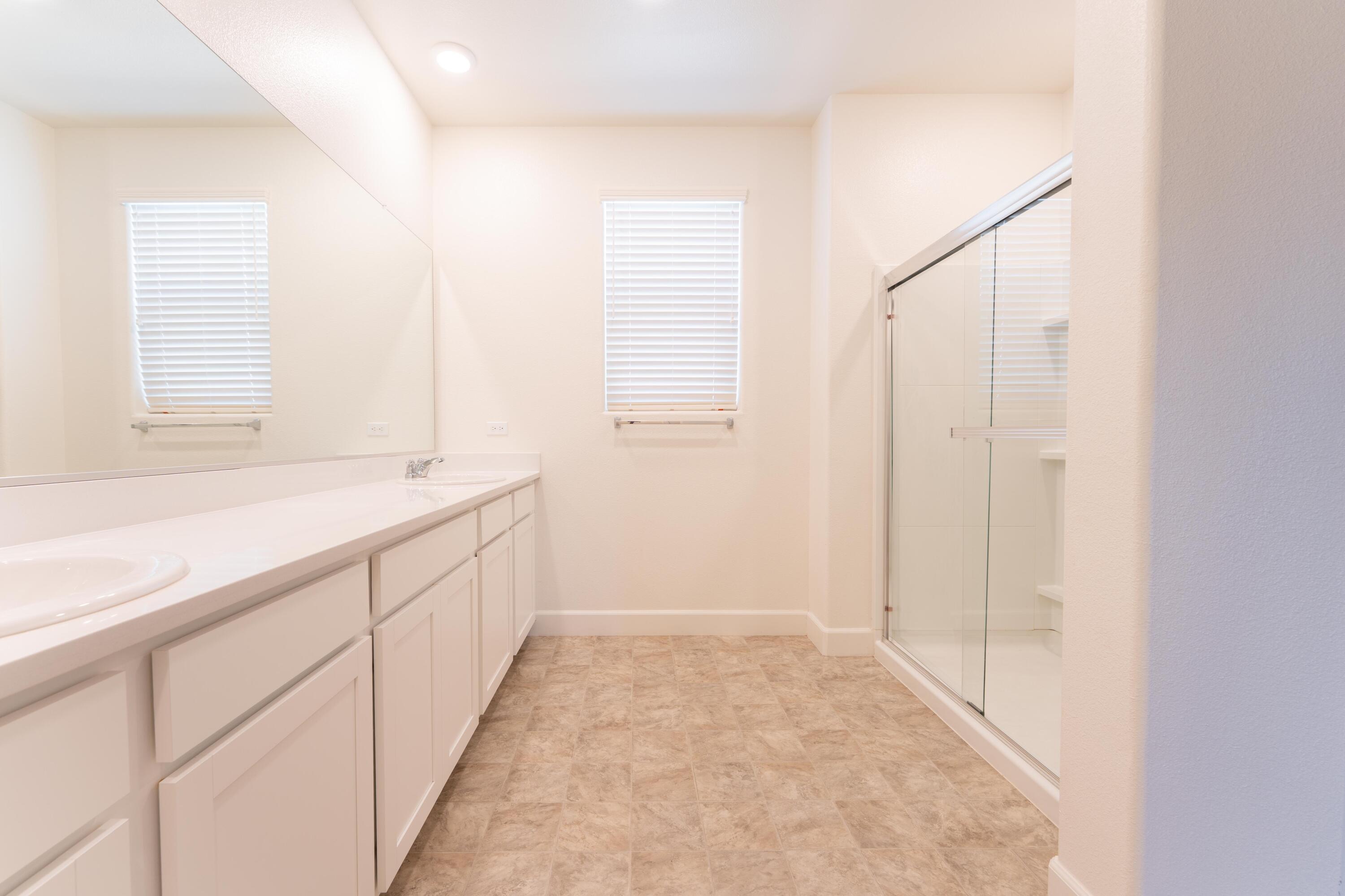 2242 S Manzanita Ct, Visalia, CA 93292