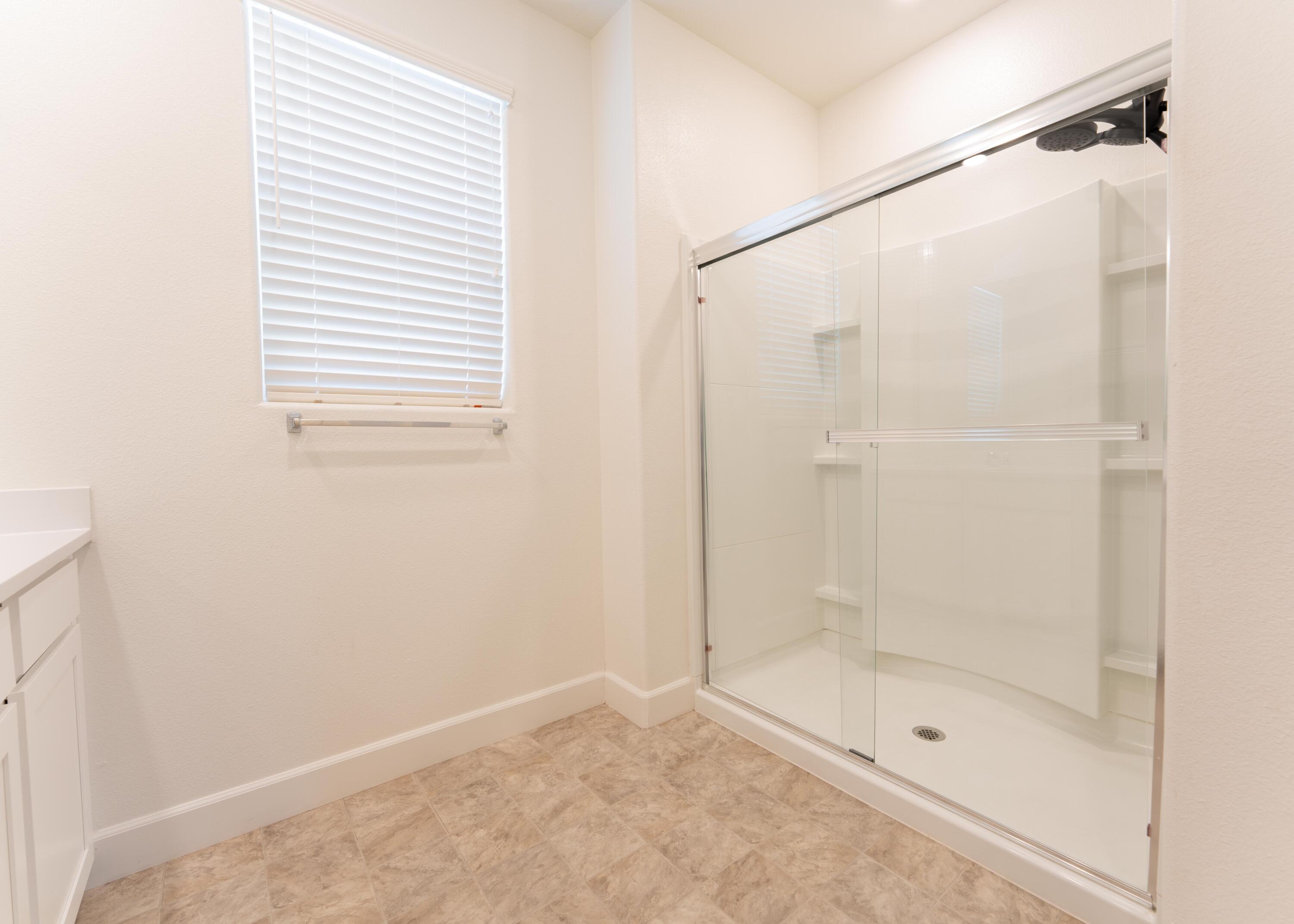 2242 S Manzanita Ct, Visalia, CA 93292