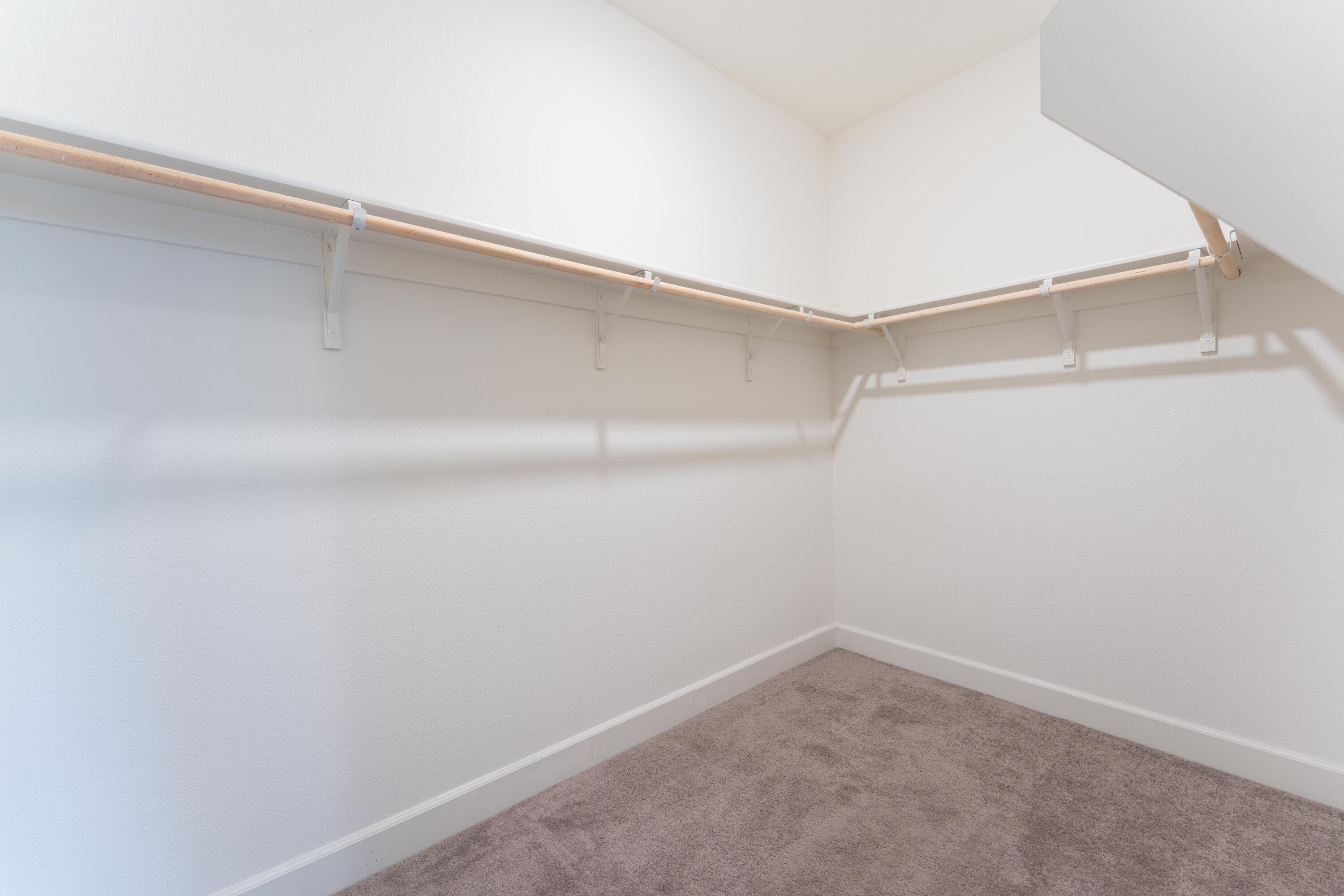 2242 S Manzanita Ct, Visalia, CA 93292