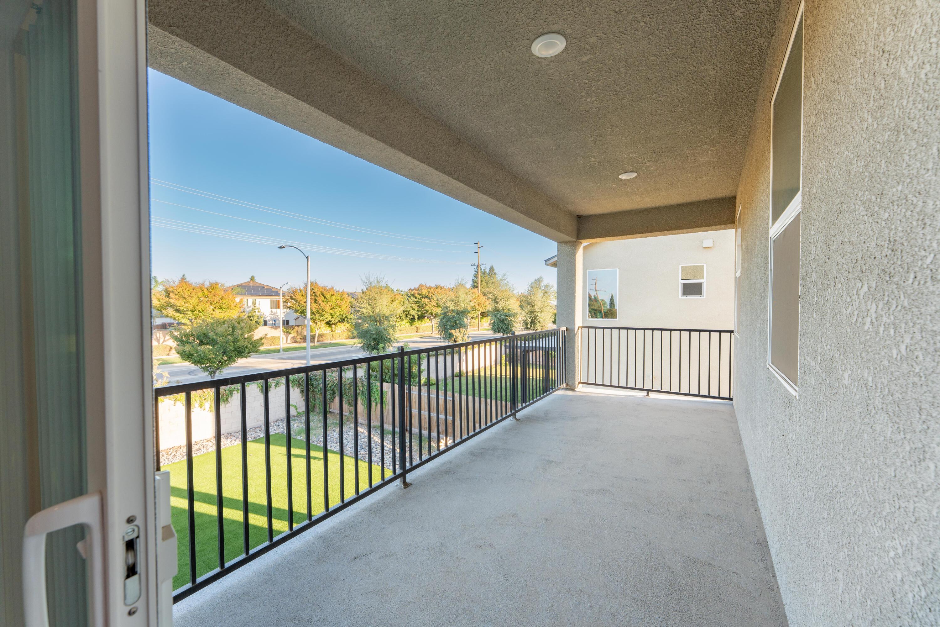 2242 S Manzanita Ct, Visalia, CA 93292