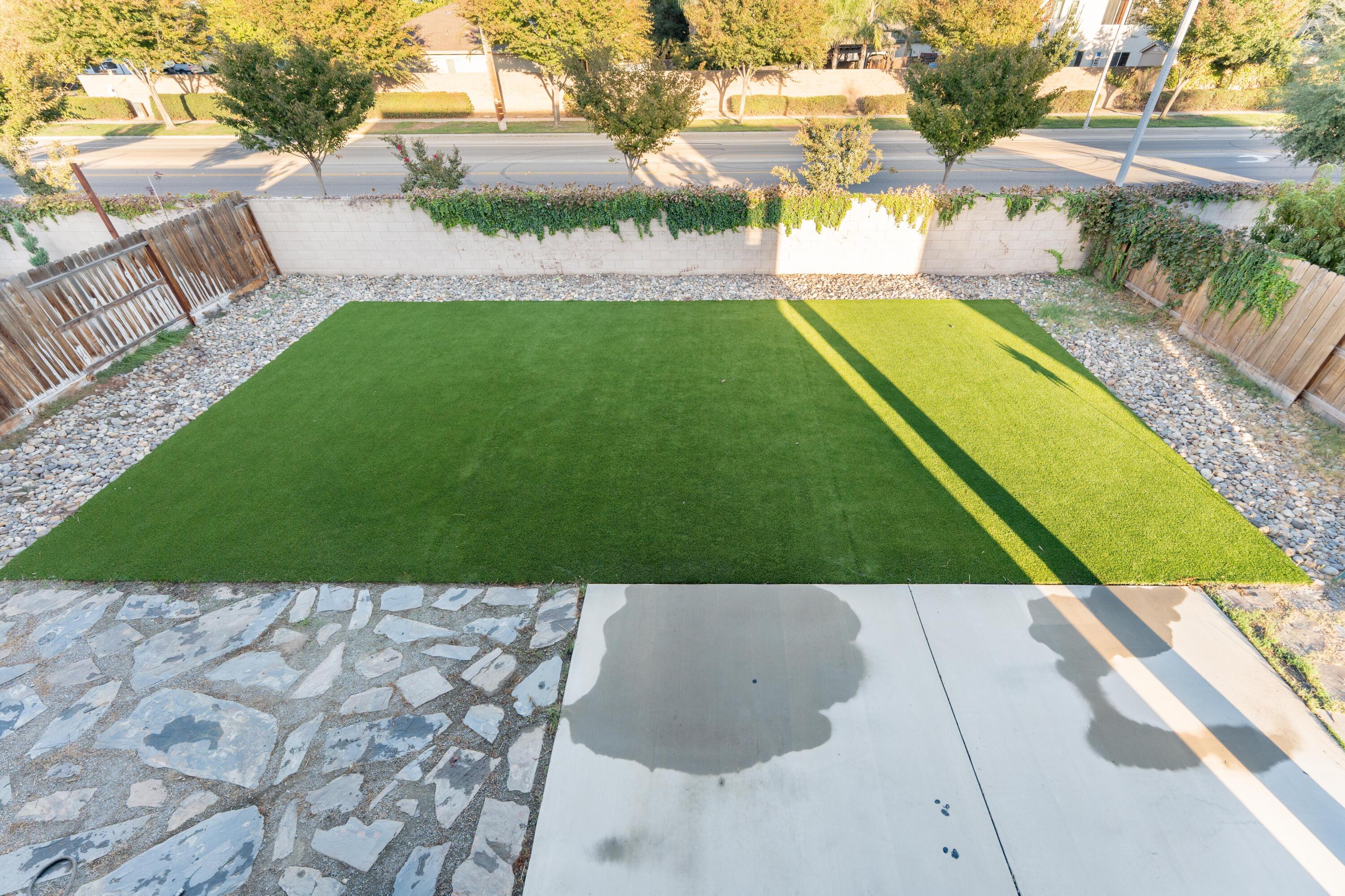 2242 S Manzanita Ct, Visalia, CA 93292