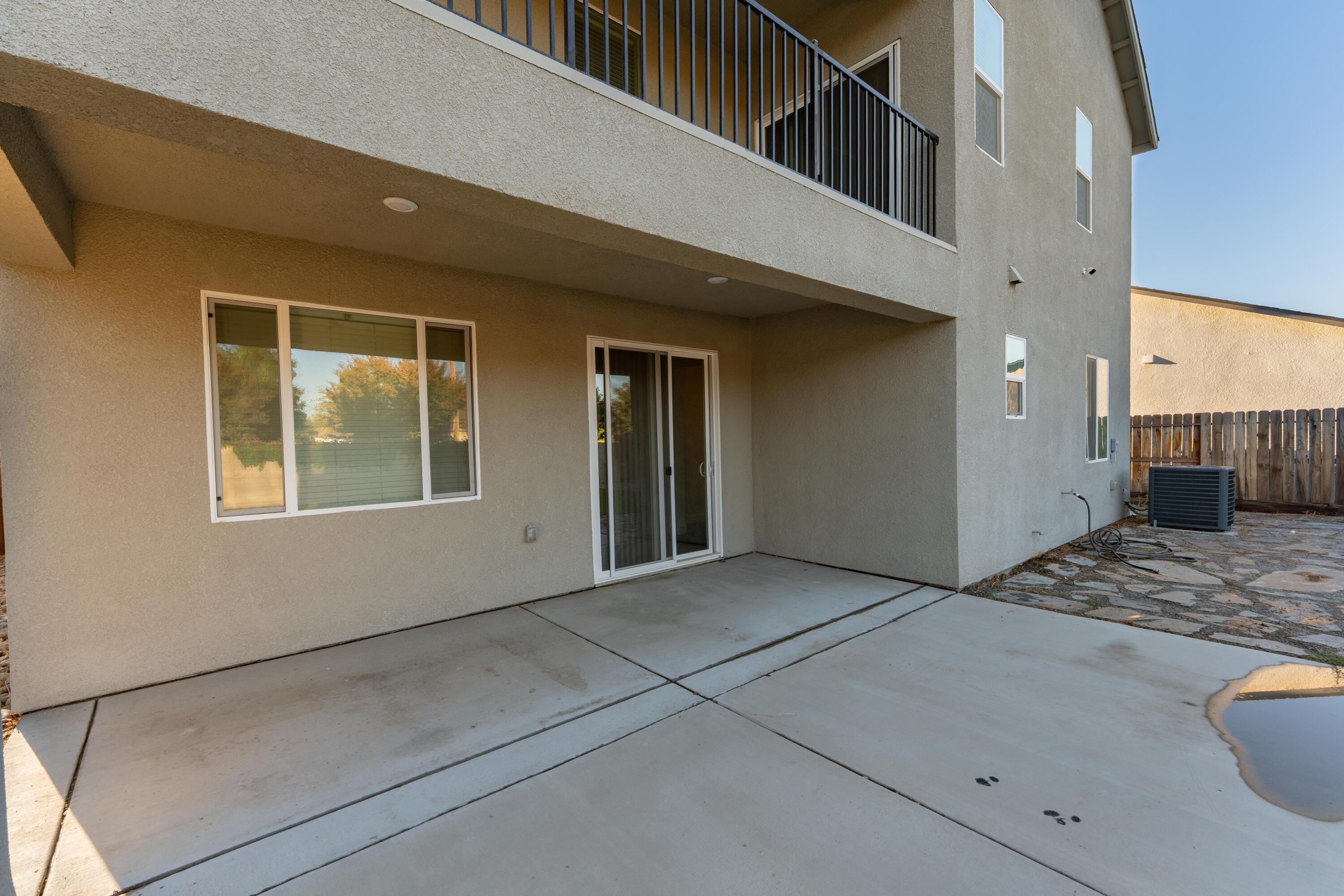 2242 S Manzanita Ct, Visalia, CA 93292