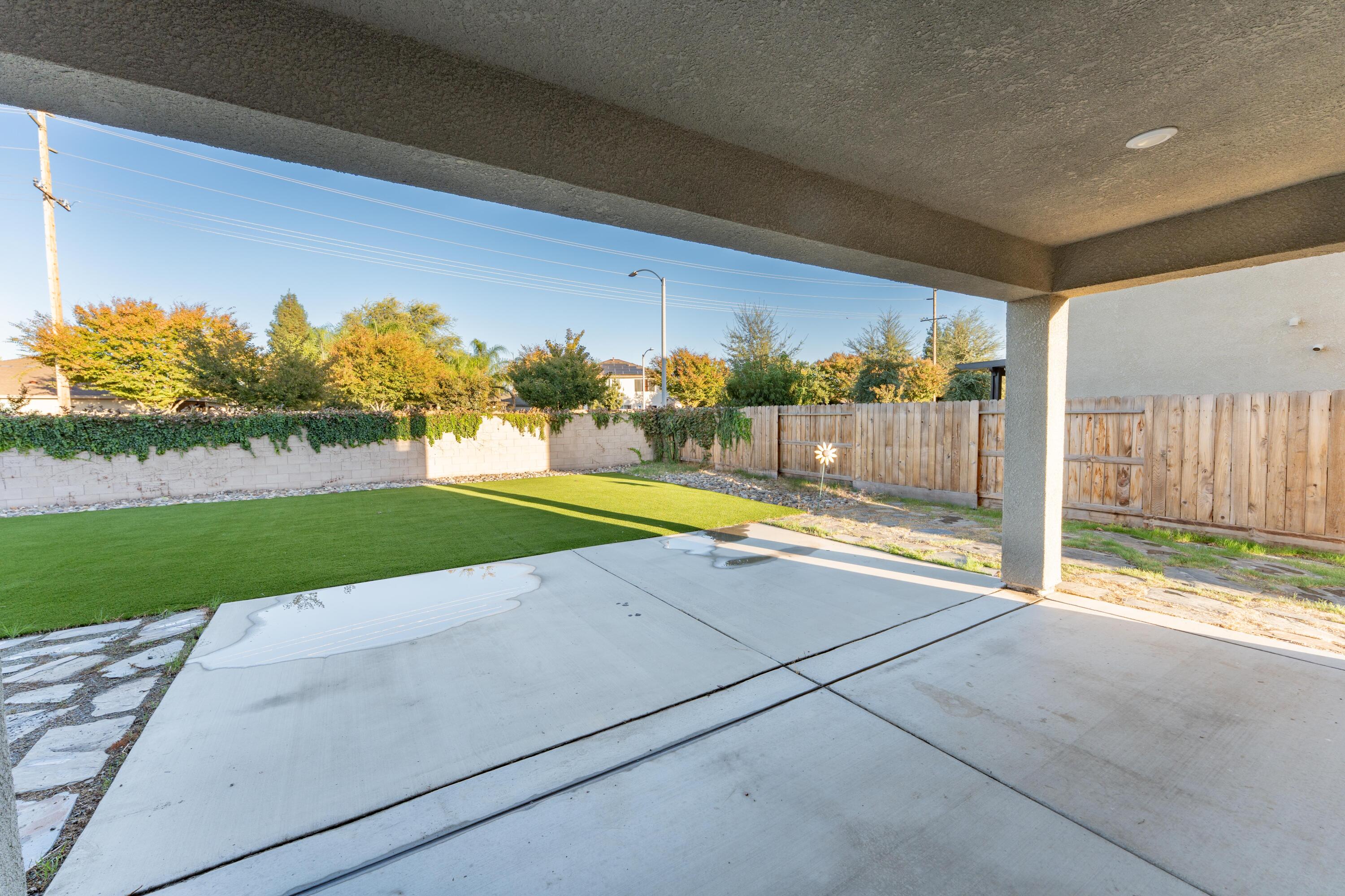 2242 S Manzanita Ct, Visalia, CA 93292