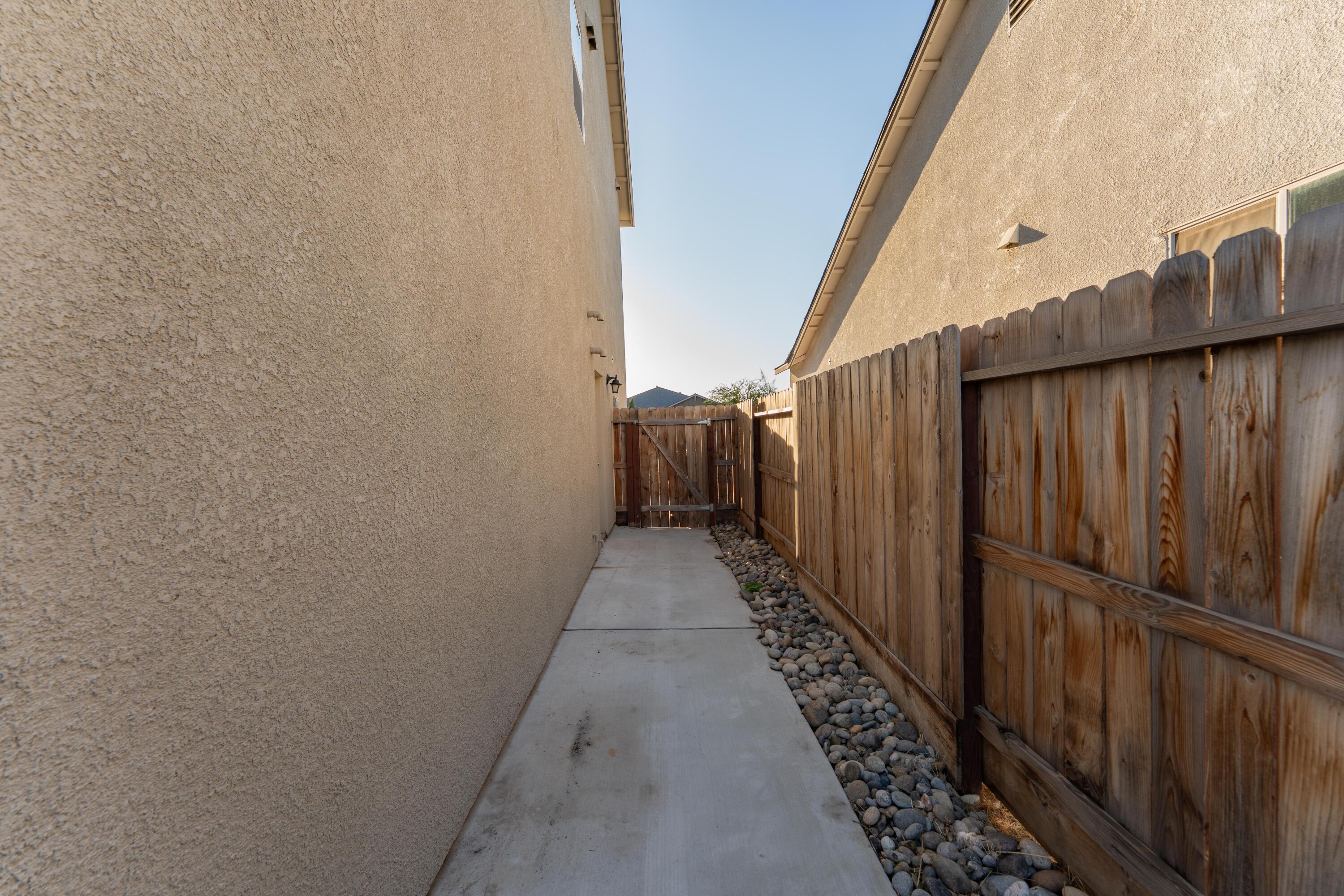 2242 S Manzanita Ct, Visalia, CA 93292