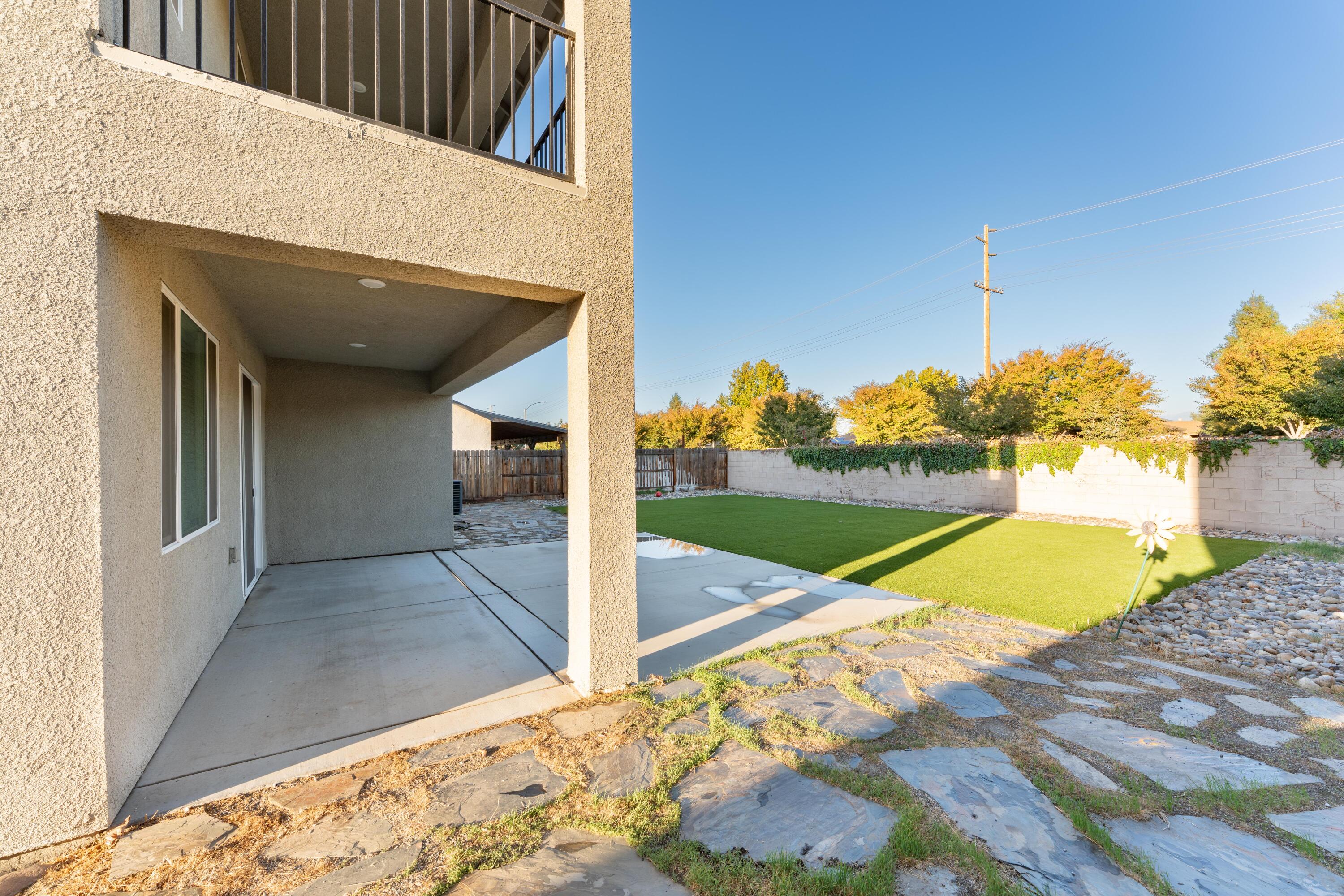 2242 S Manzanita Ct, Visalia, CA 93292