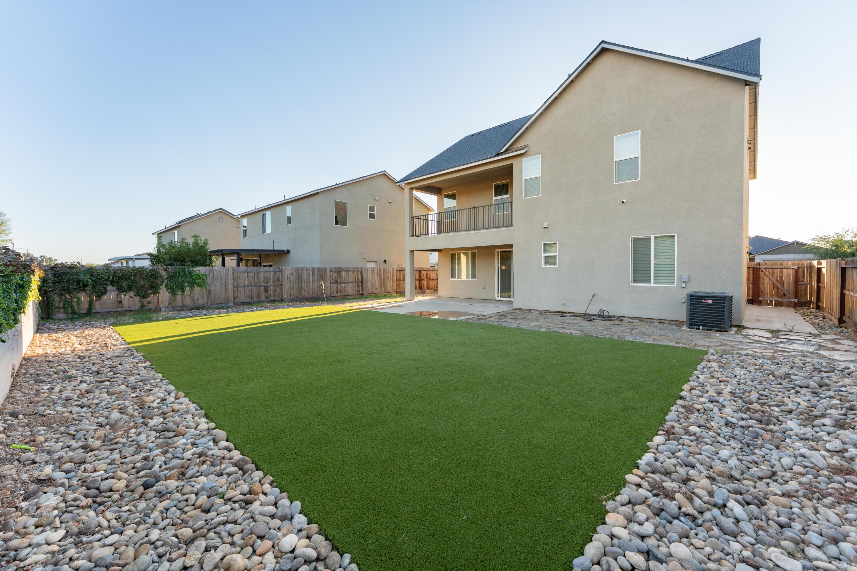 2242 S Manzanita Ct, Visalia, CA 93292