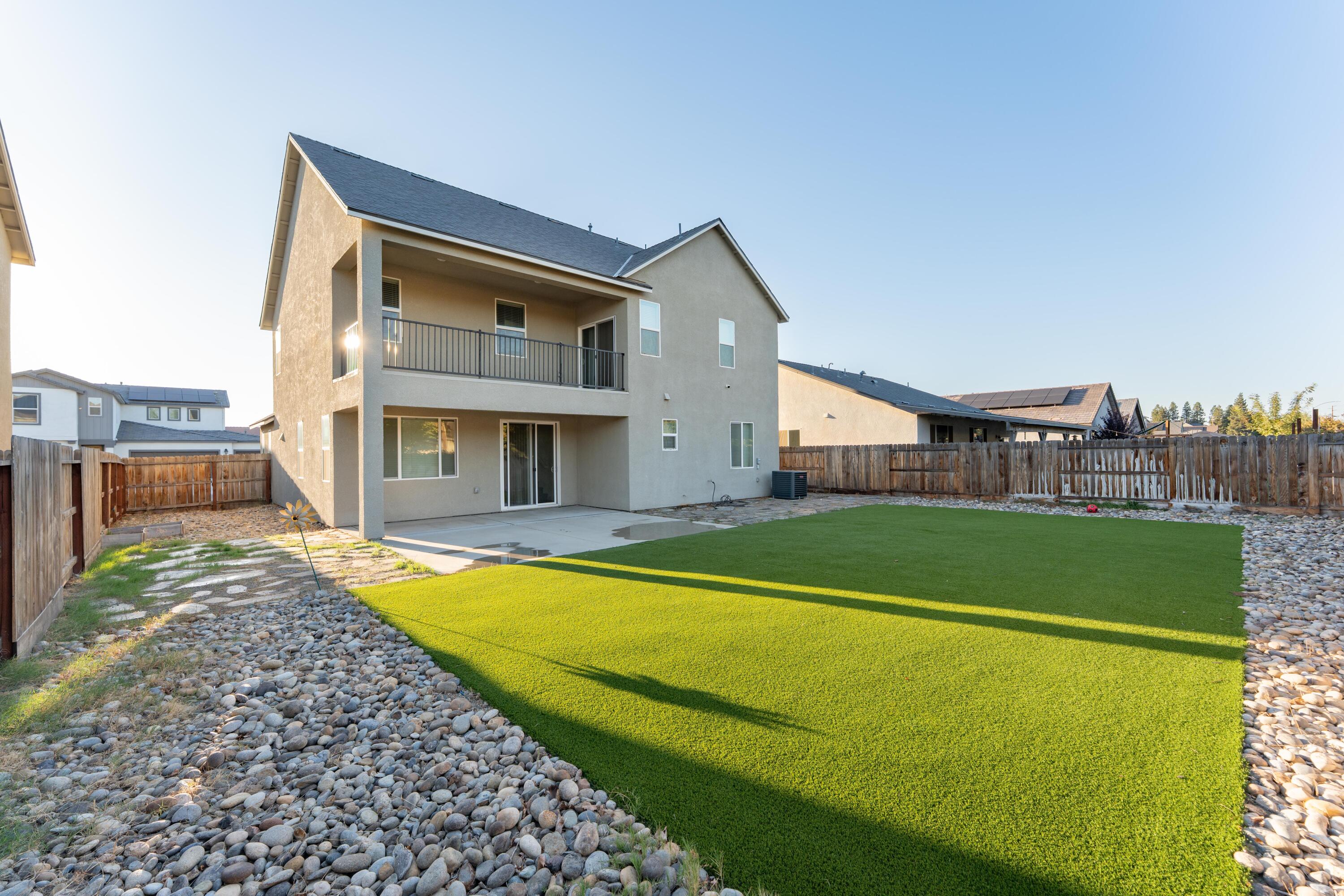 2242 S Manzanita Ct, Visalia, CA 93292