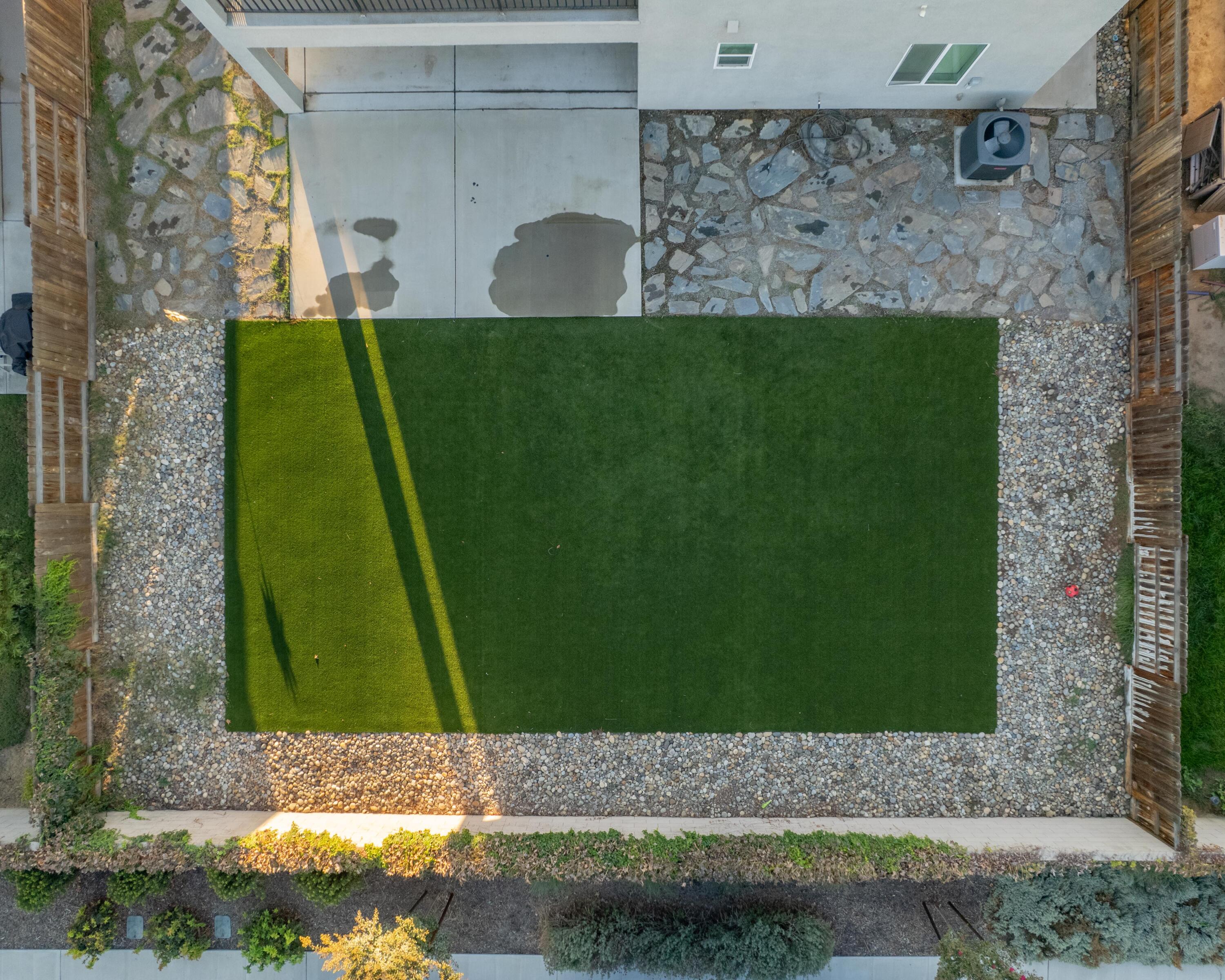 2242 S Manzanita Ct, Visalia, CA 93292