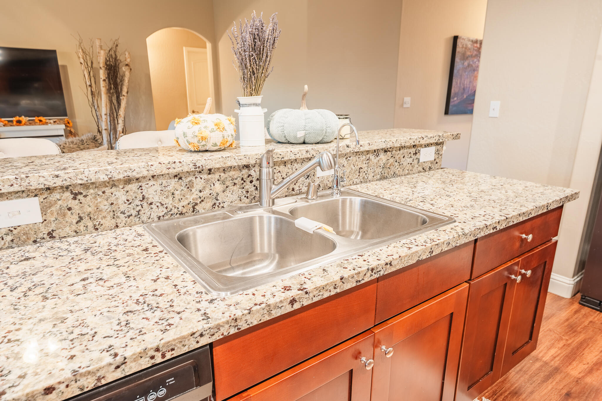 505 Forest Ct, Woodlake, CA 93286