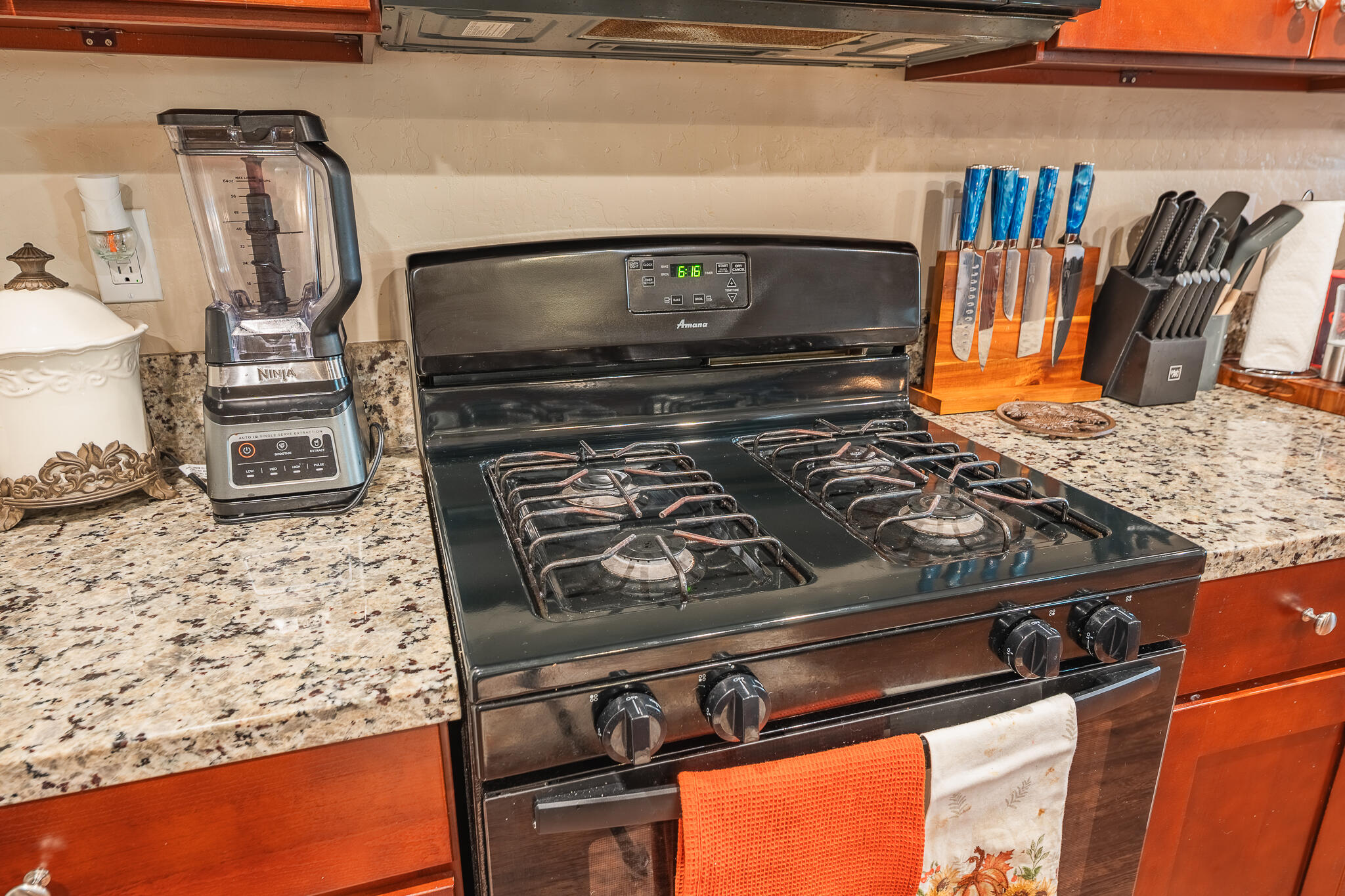 505 Forest Ct, Woodlake, CA 93286