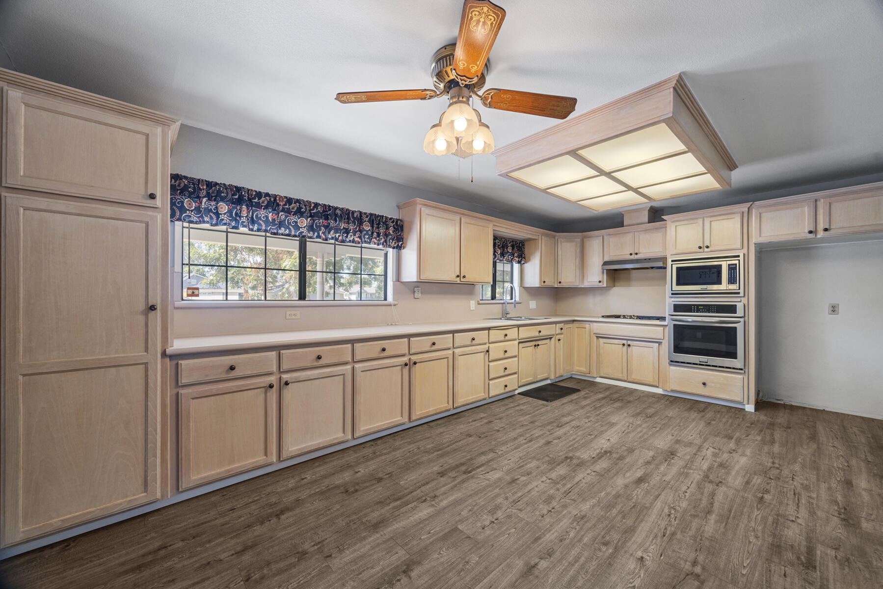 2242 E Howard Ave, Visalia, CA 93292