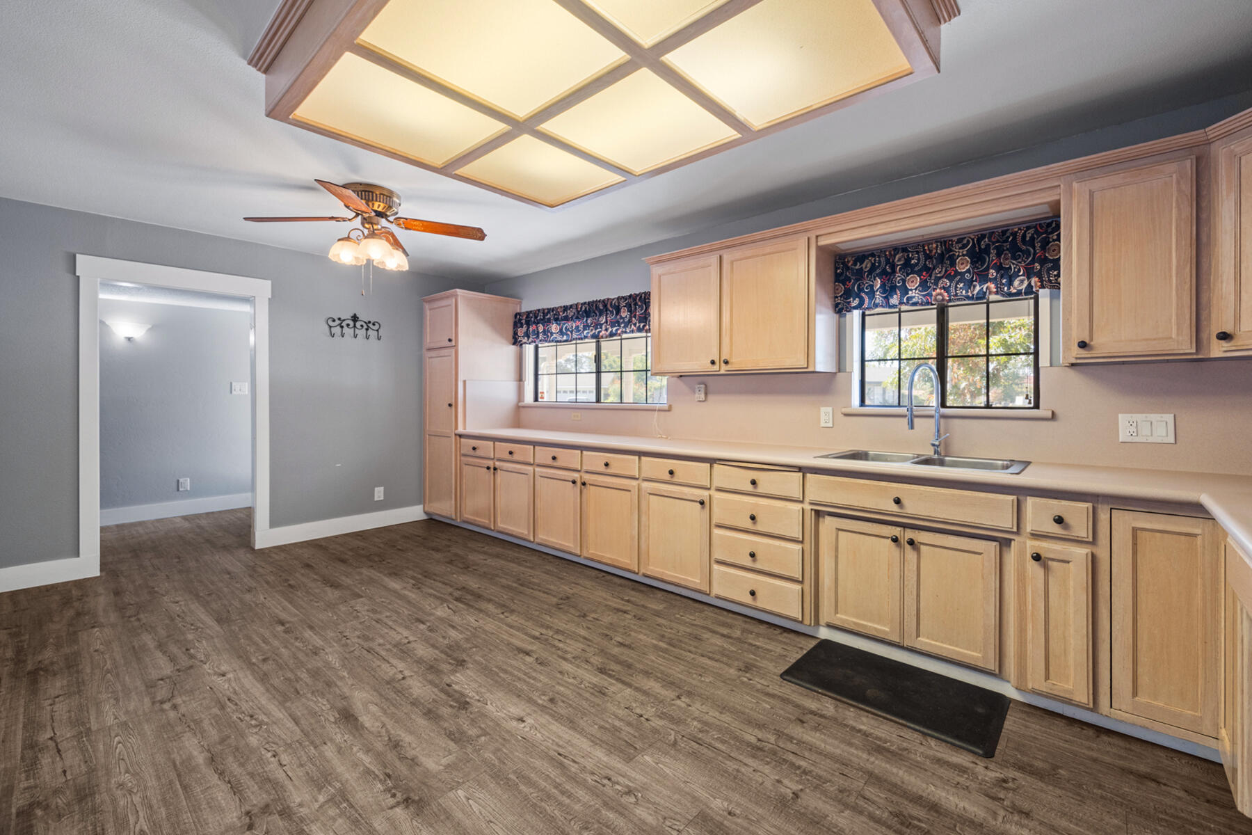 2242 E Howard Ave, Visalia, CA 93292