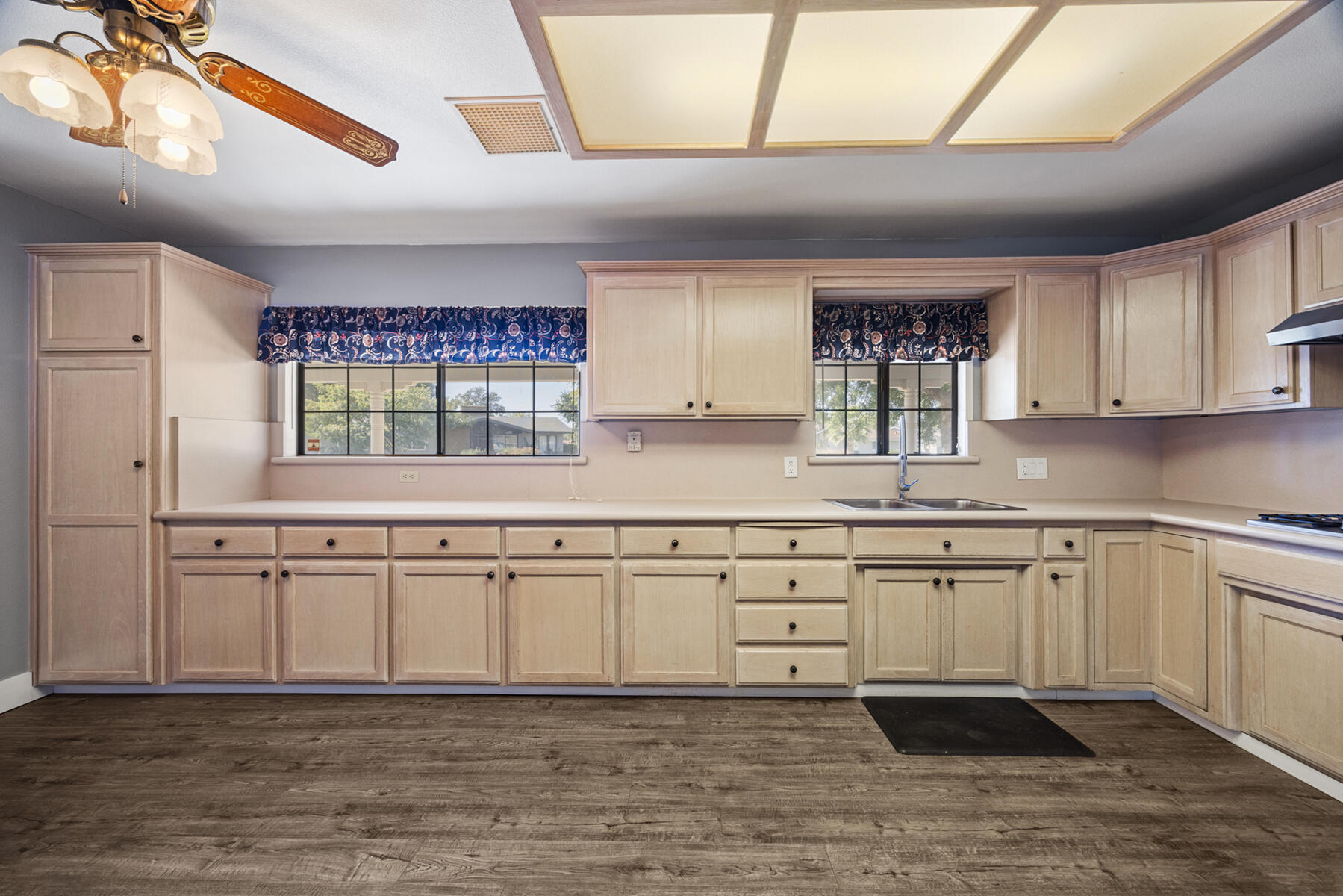 2242 E Howard Ave, Visalia, CA 93292