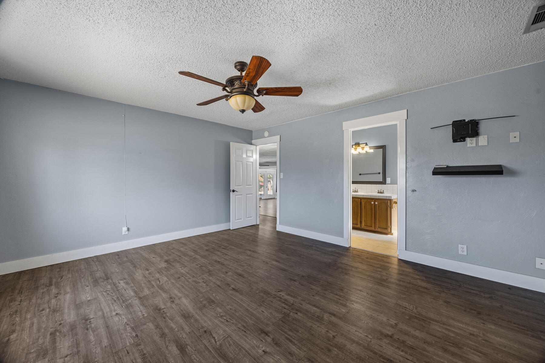 2242 E Howard Ave, Visalia, CA 93292