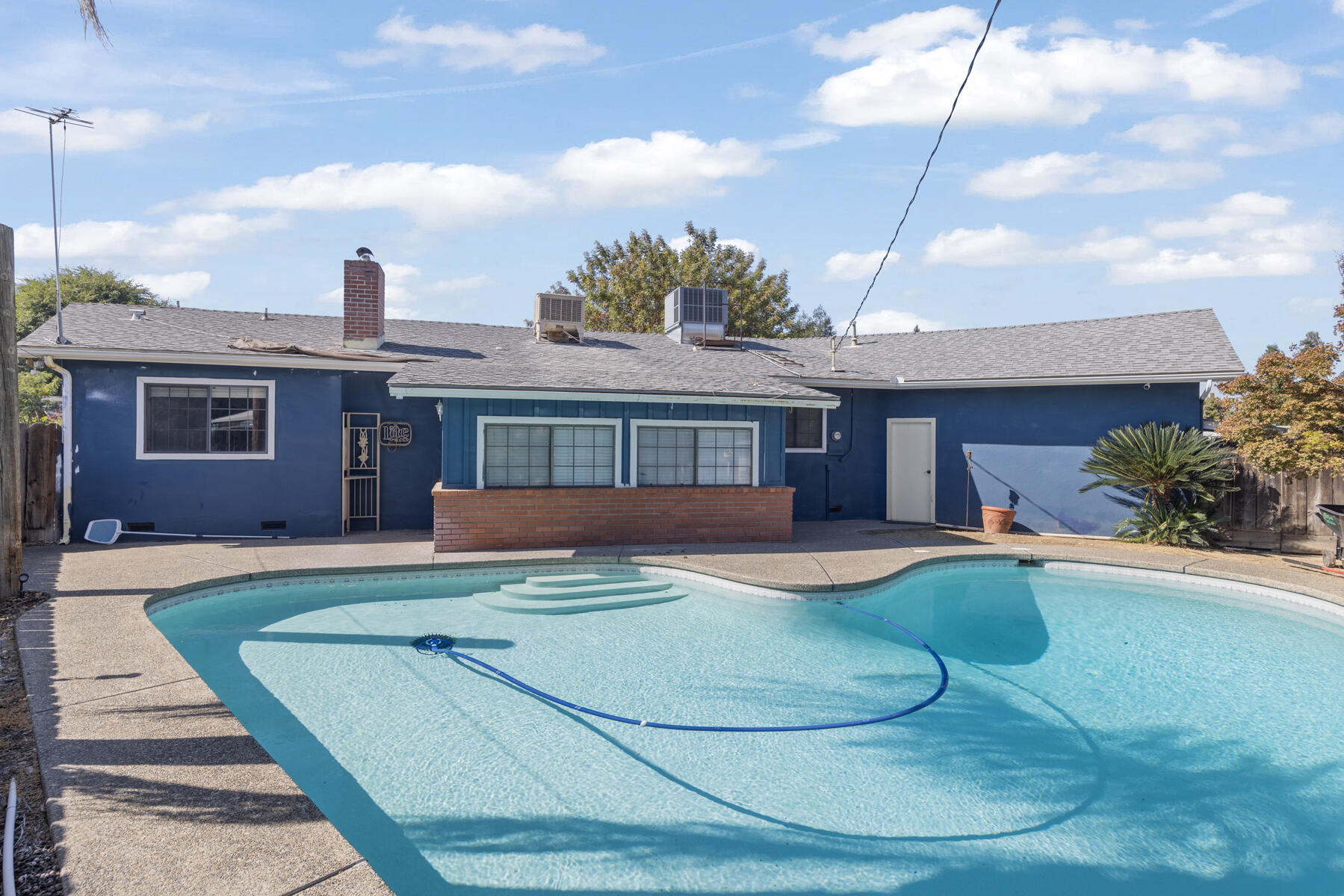 2242 E Howard Ave, Visalia, CA 93292