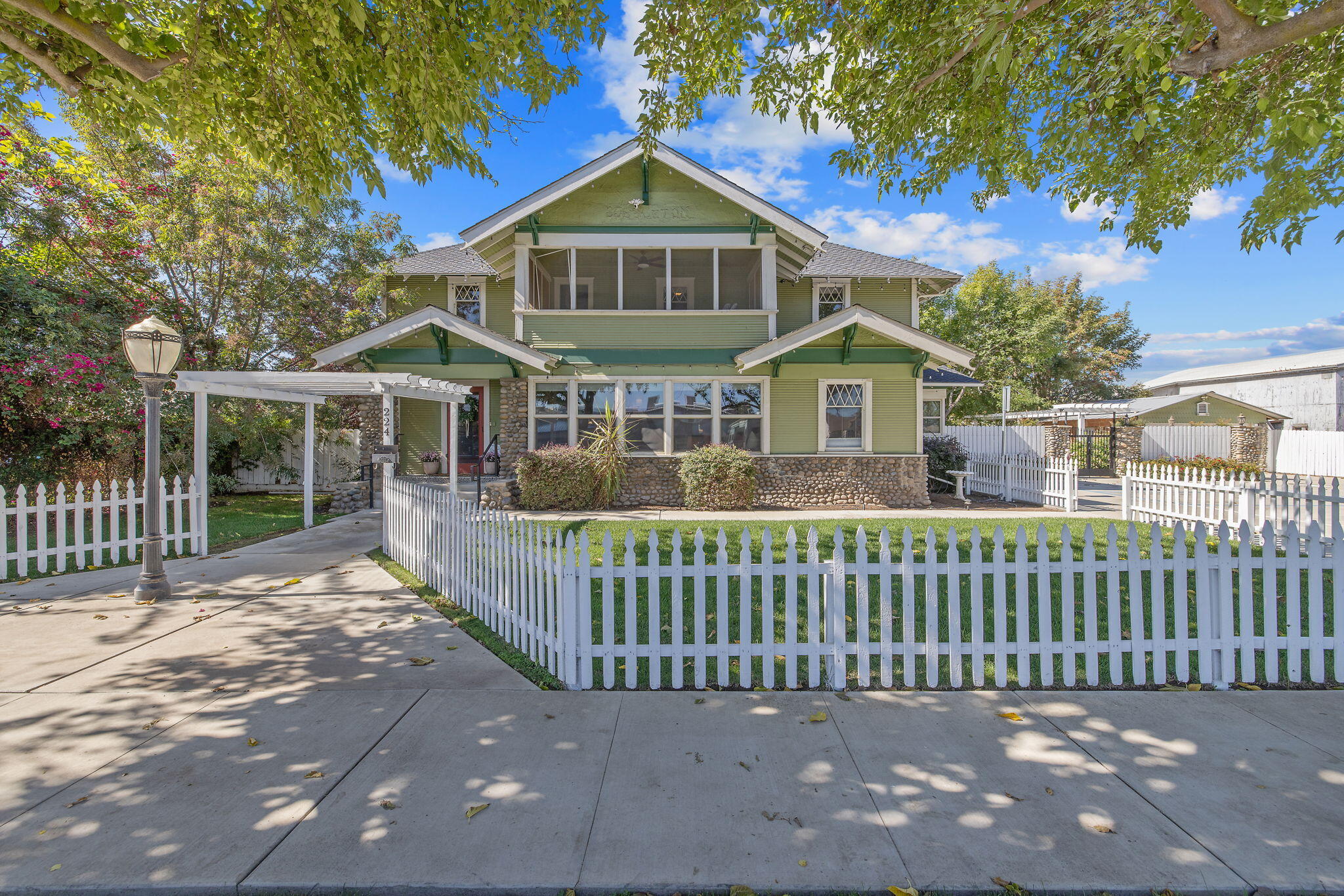 224 N E St, Exeter, CA 93221