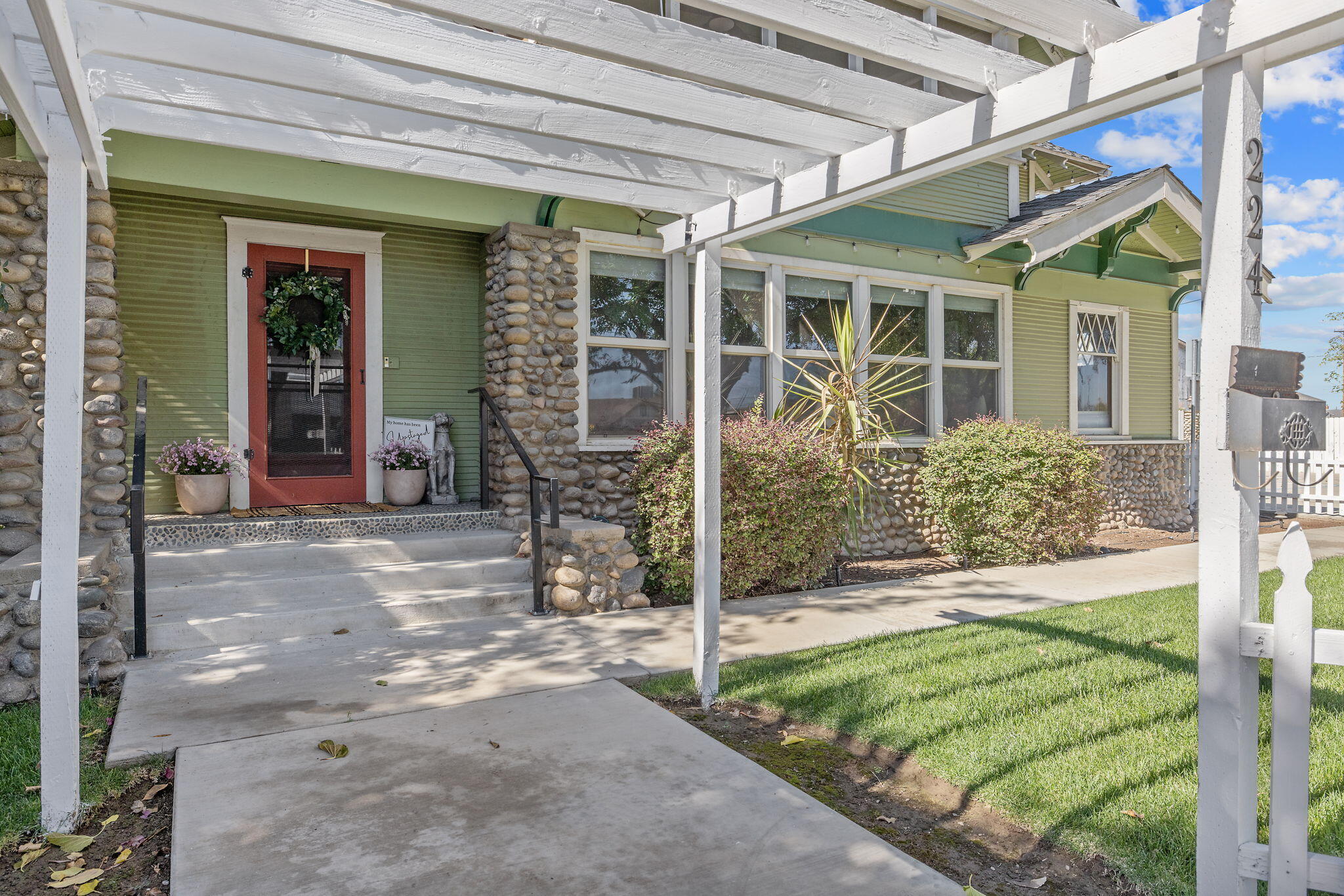 224 N E St, Exeter, CA 93221