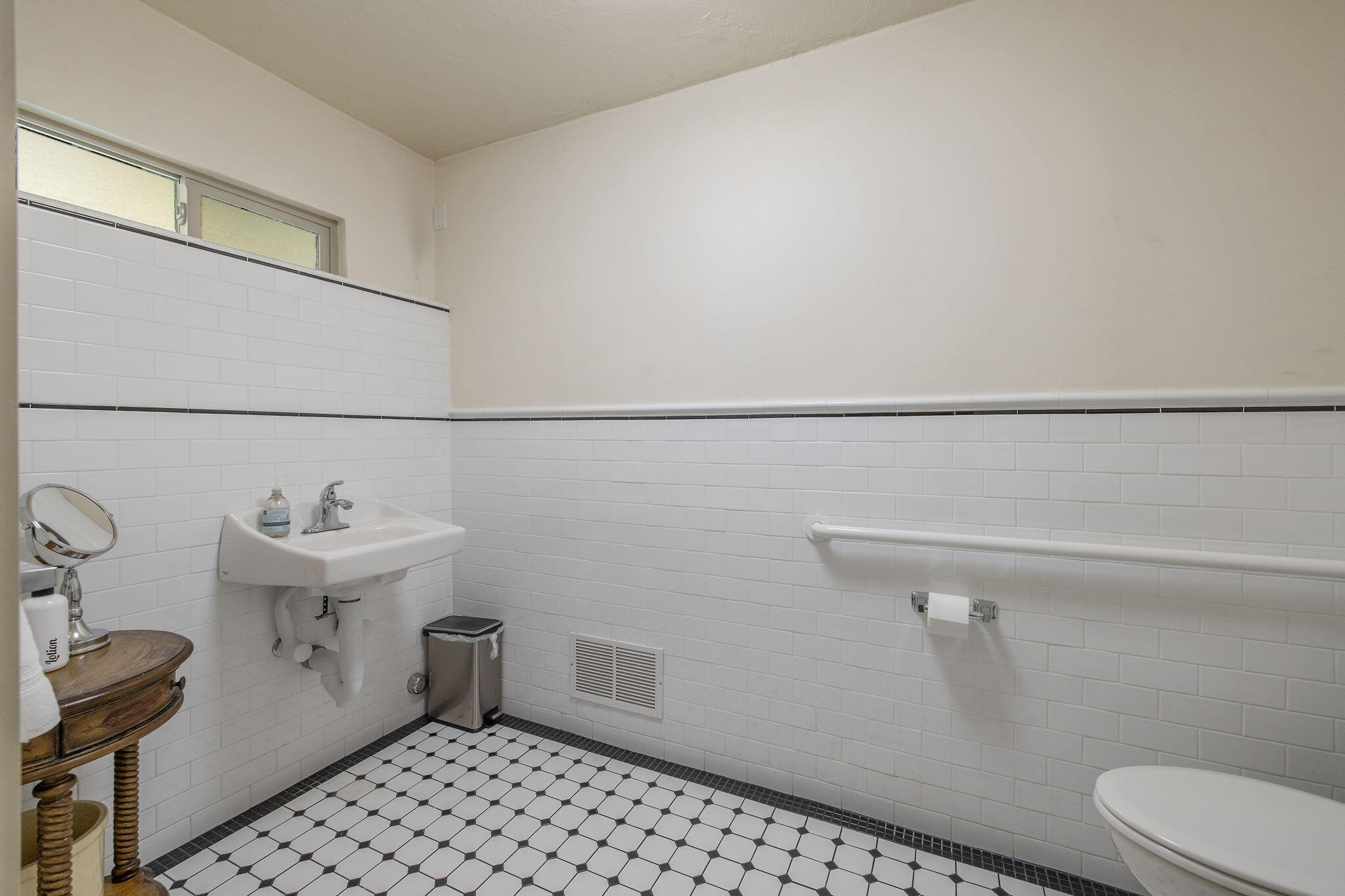 224 N E St, Exeter, CA 93221