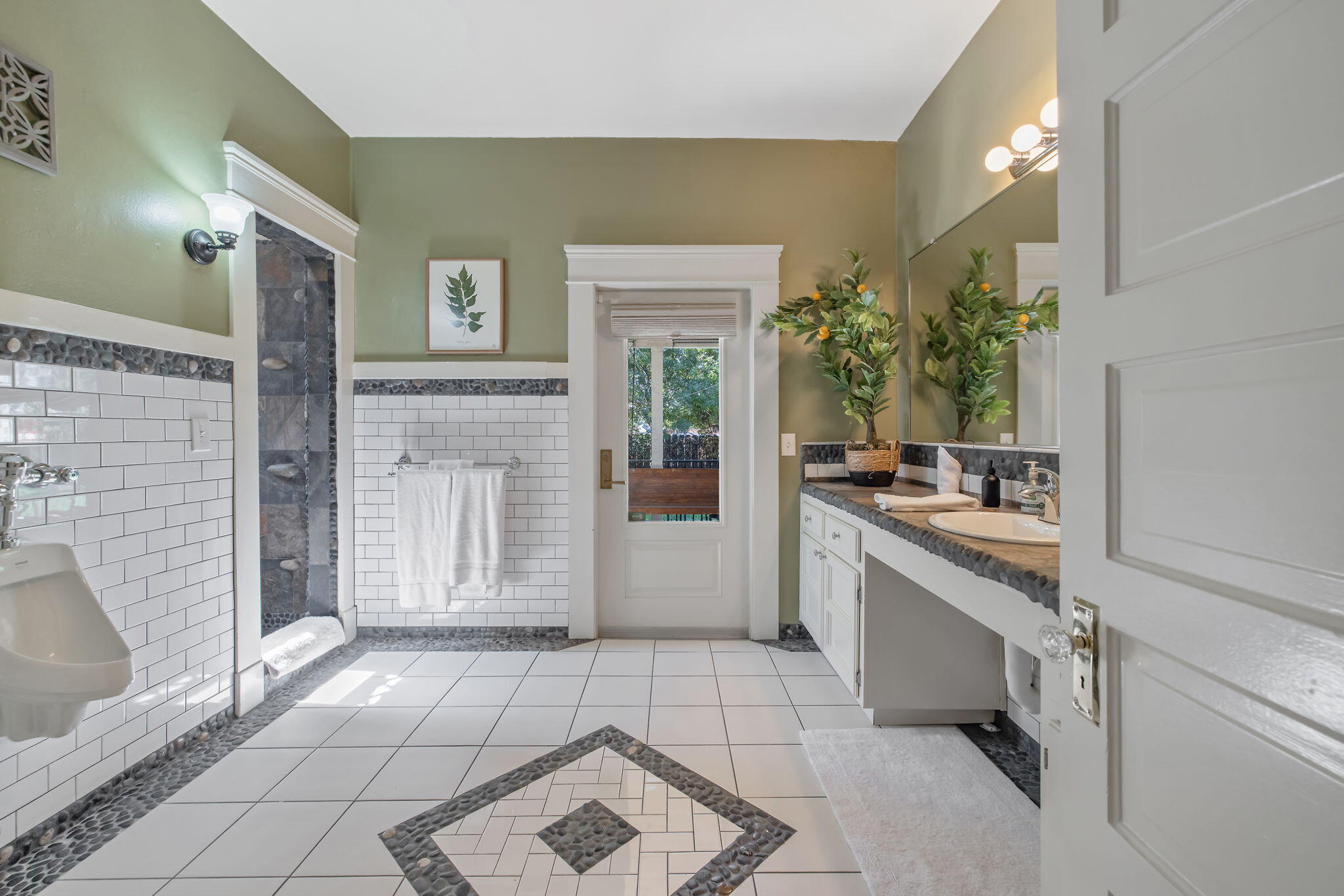 224 N E St, Exeter, CA 93221