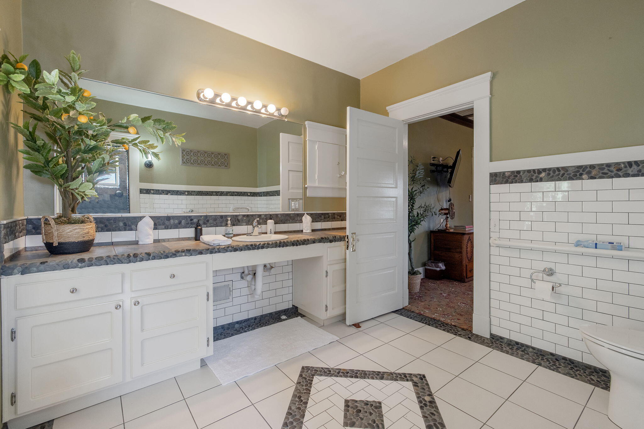 224 N E St, Exeter, CA 93221