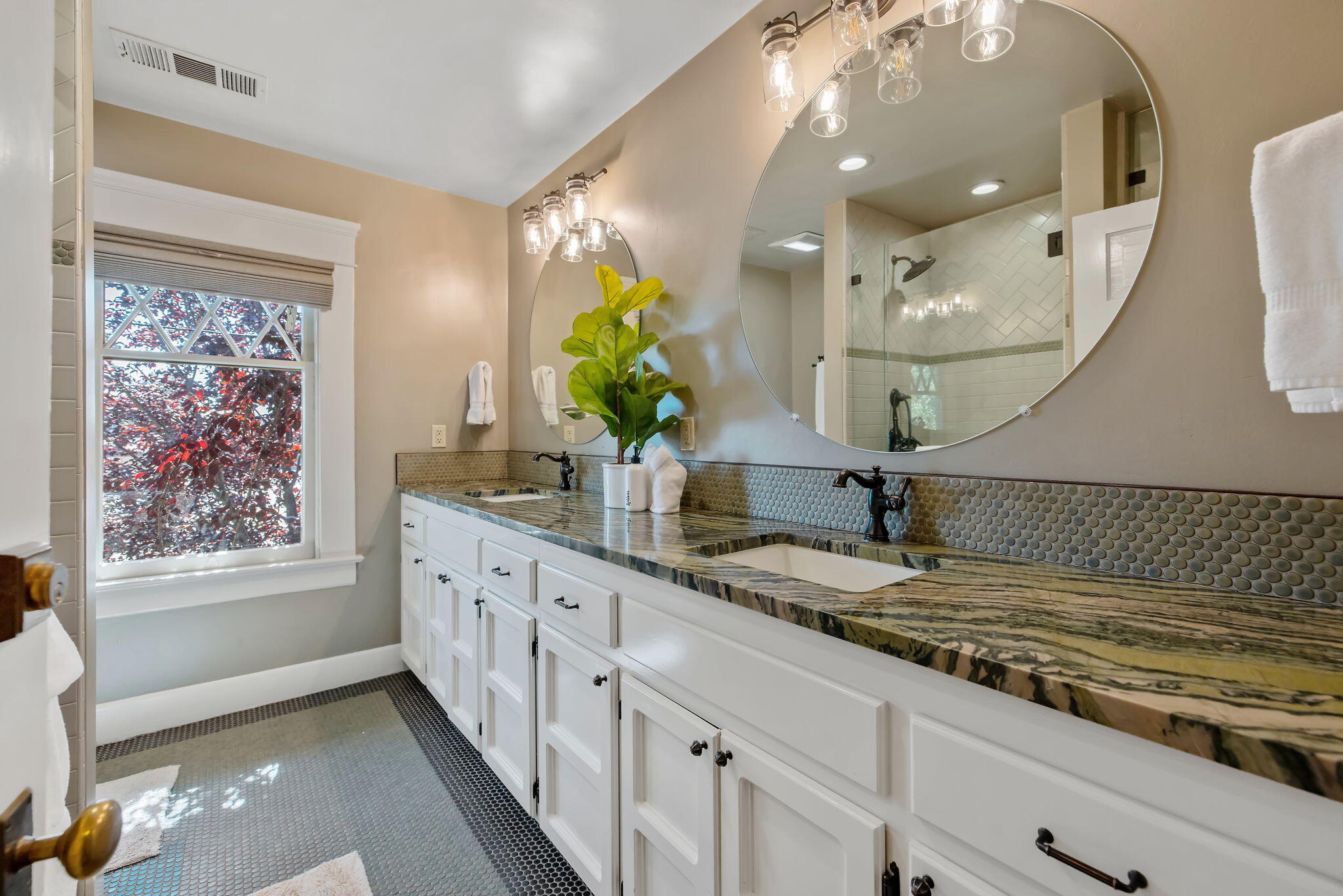 224 N E St, Exeter, CA 93221