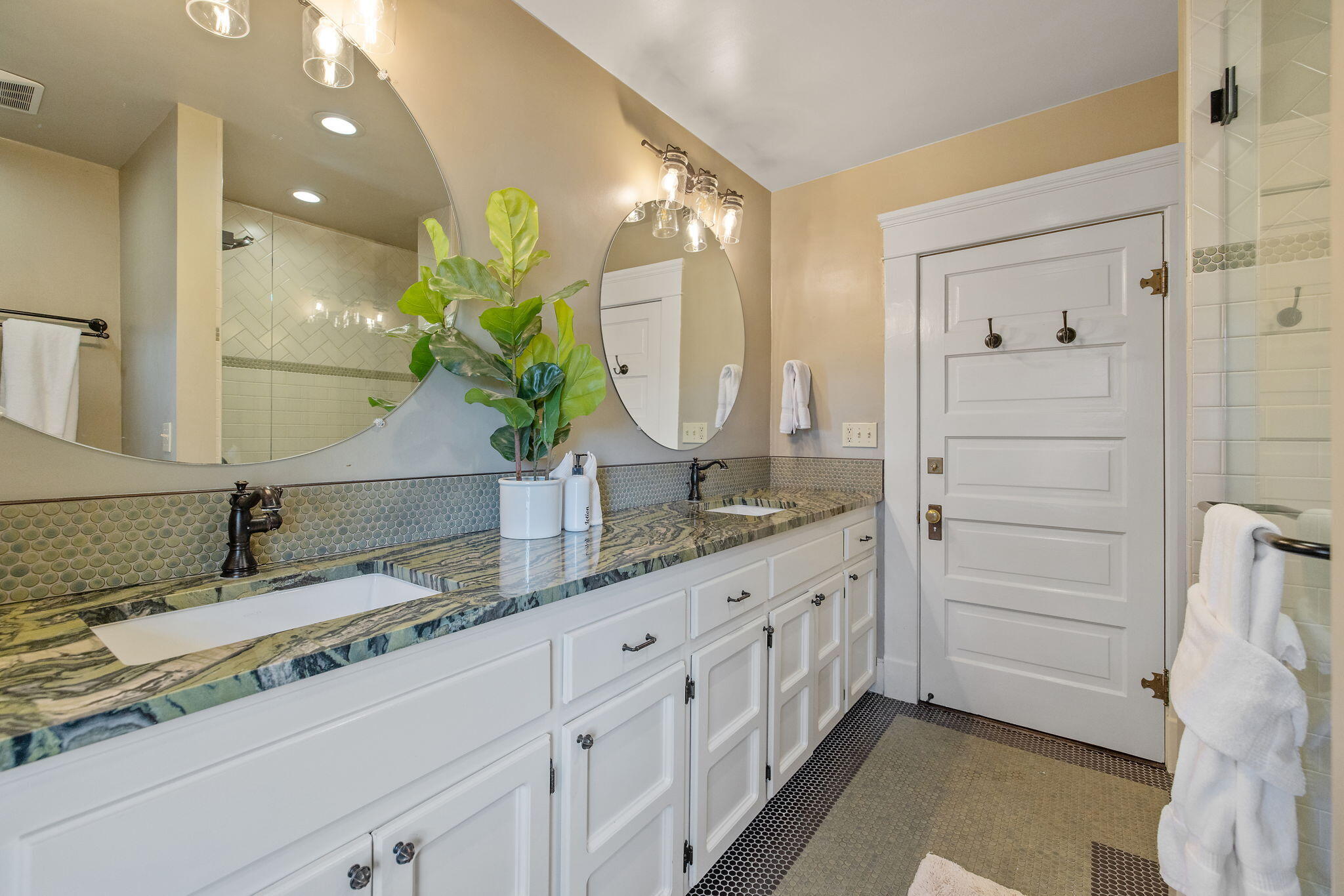 224 N E St, Exeter, CA 93221