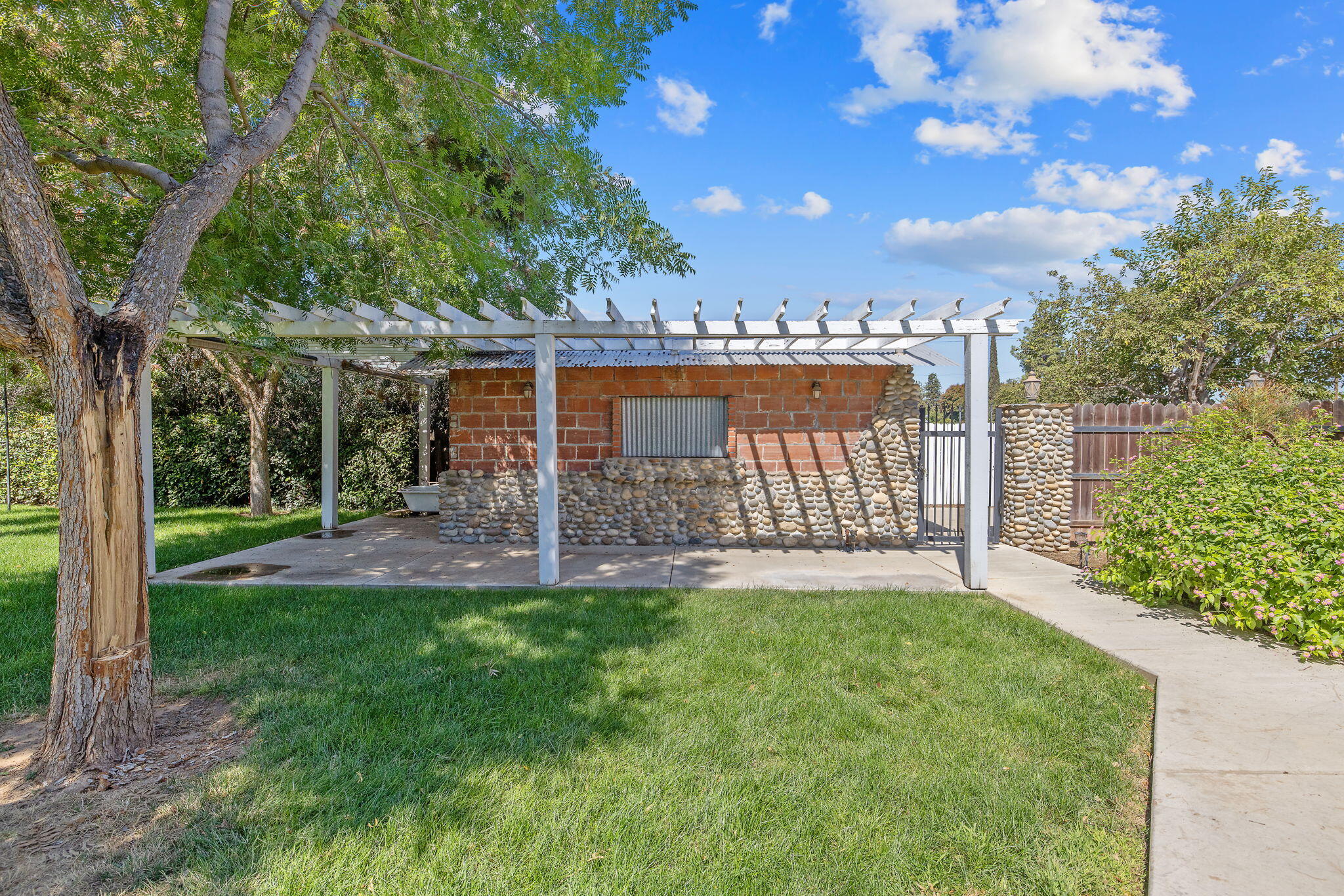 224 N E St, Exeter, CA 93221