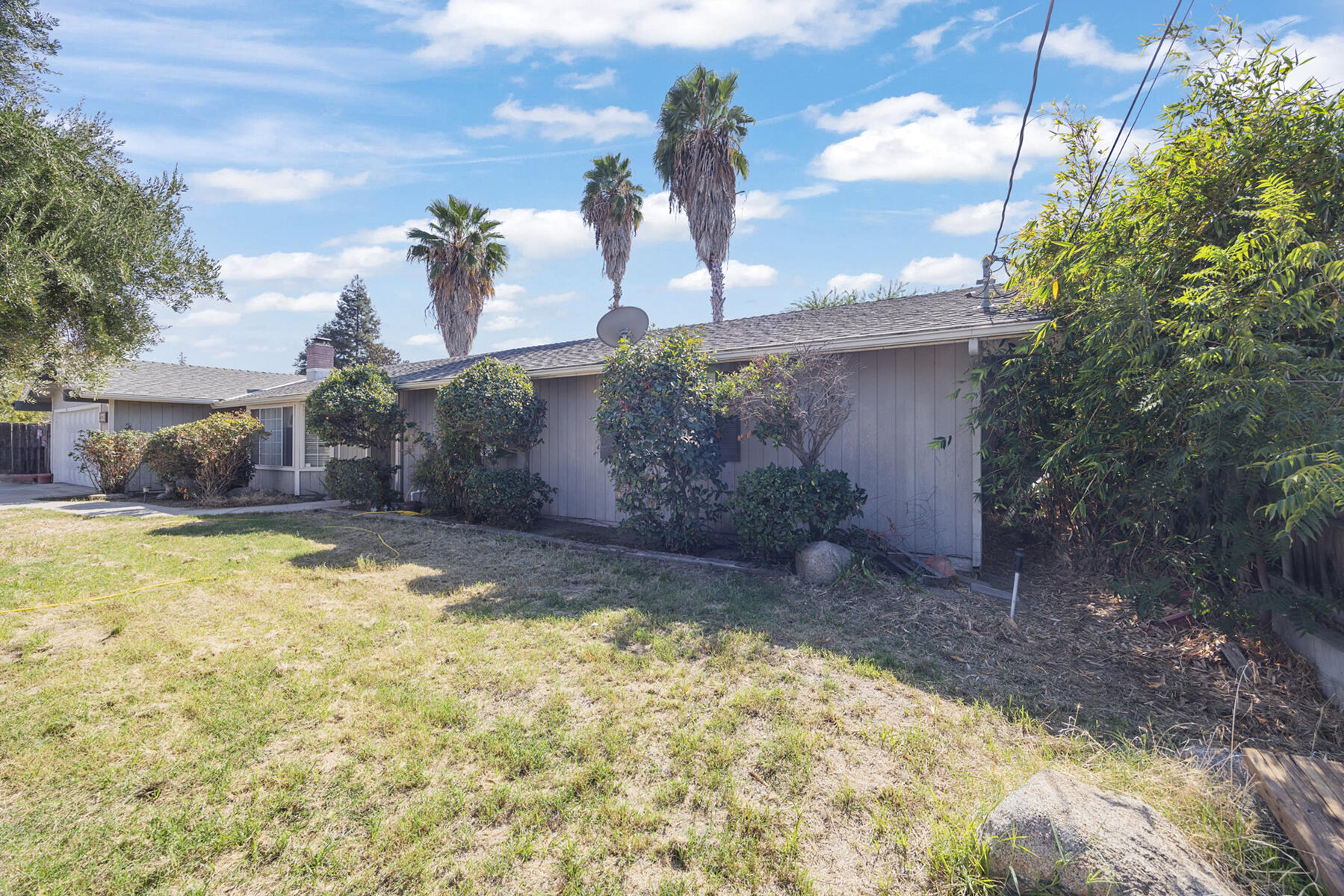 2721 E Goshen Ave, Visalia, CA 93292