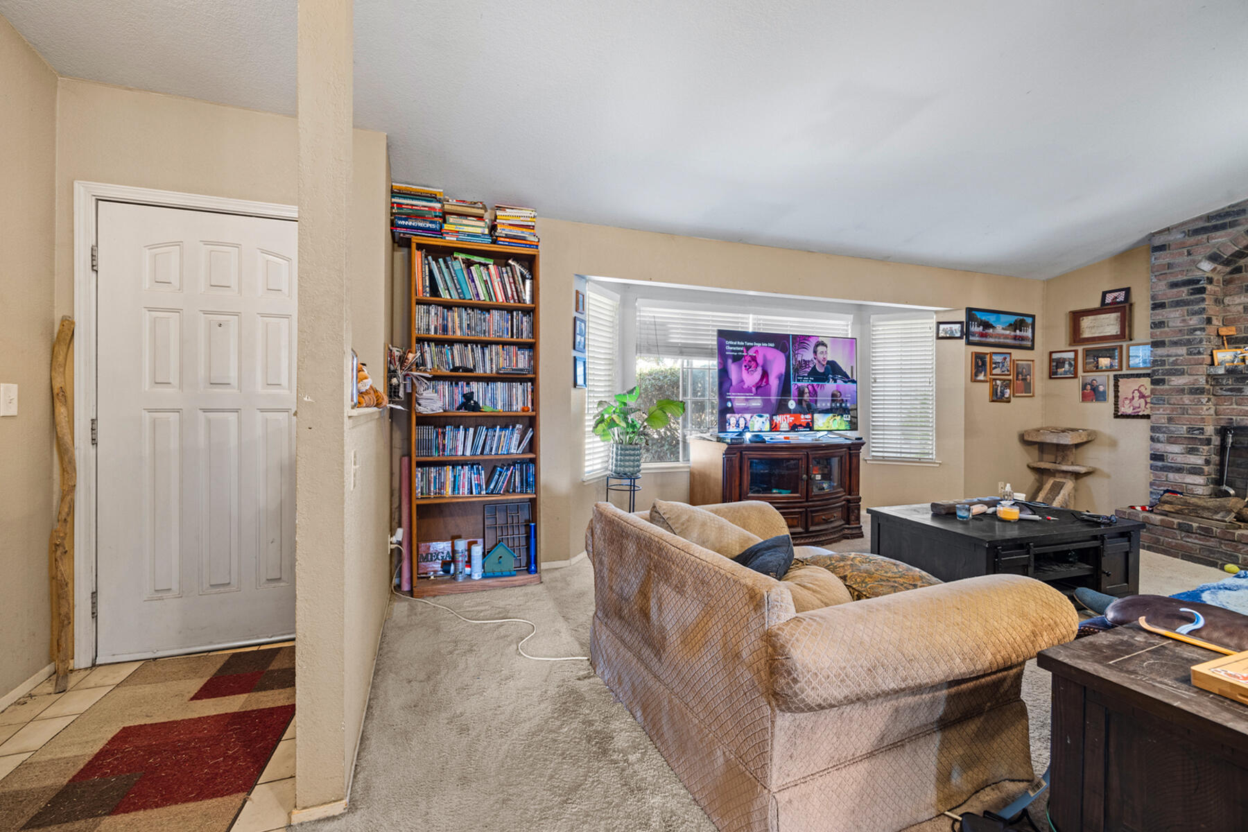 2721 E Goshen Ave, Visalia, CA 93292