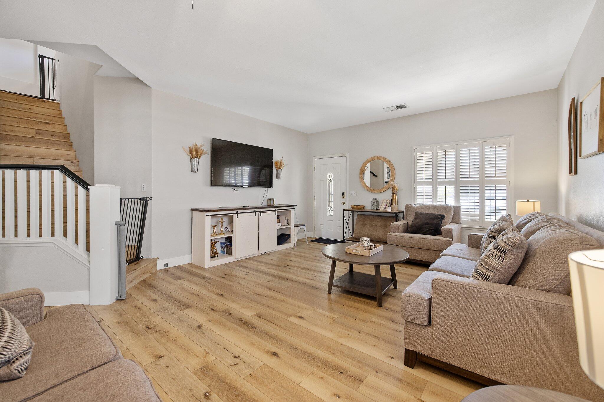 514 W Ashland Ct, Visalia, CA 93277