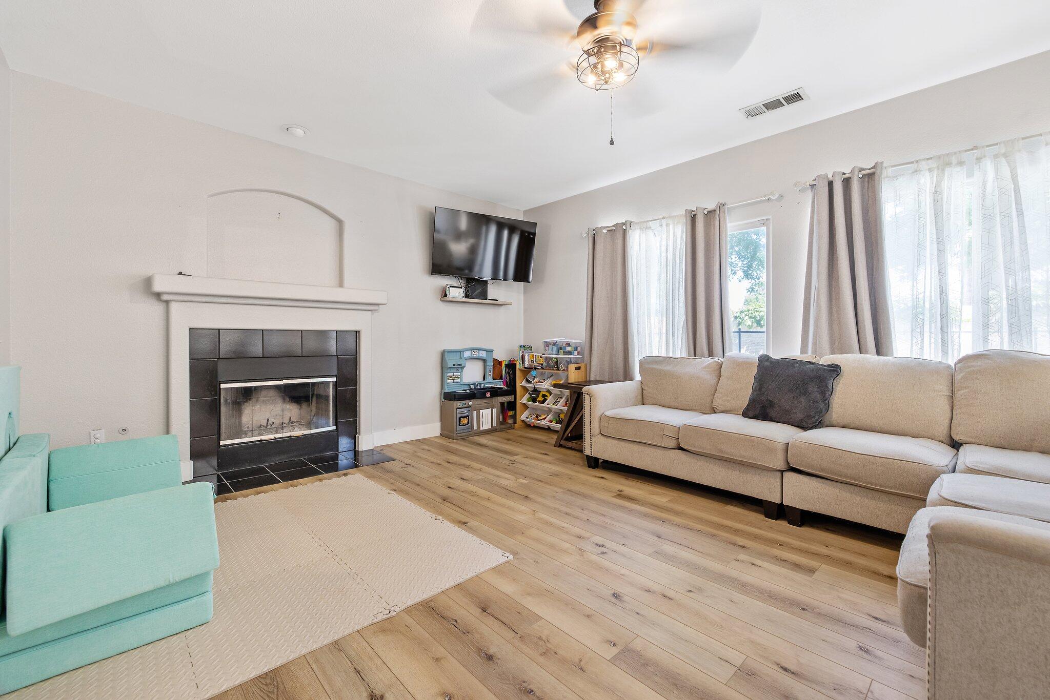 514 W Ashland Ct, Visalia, CA 93277