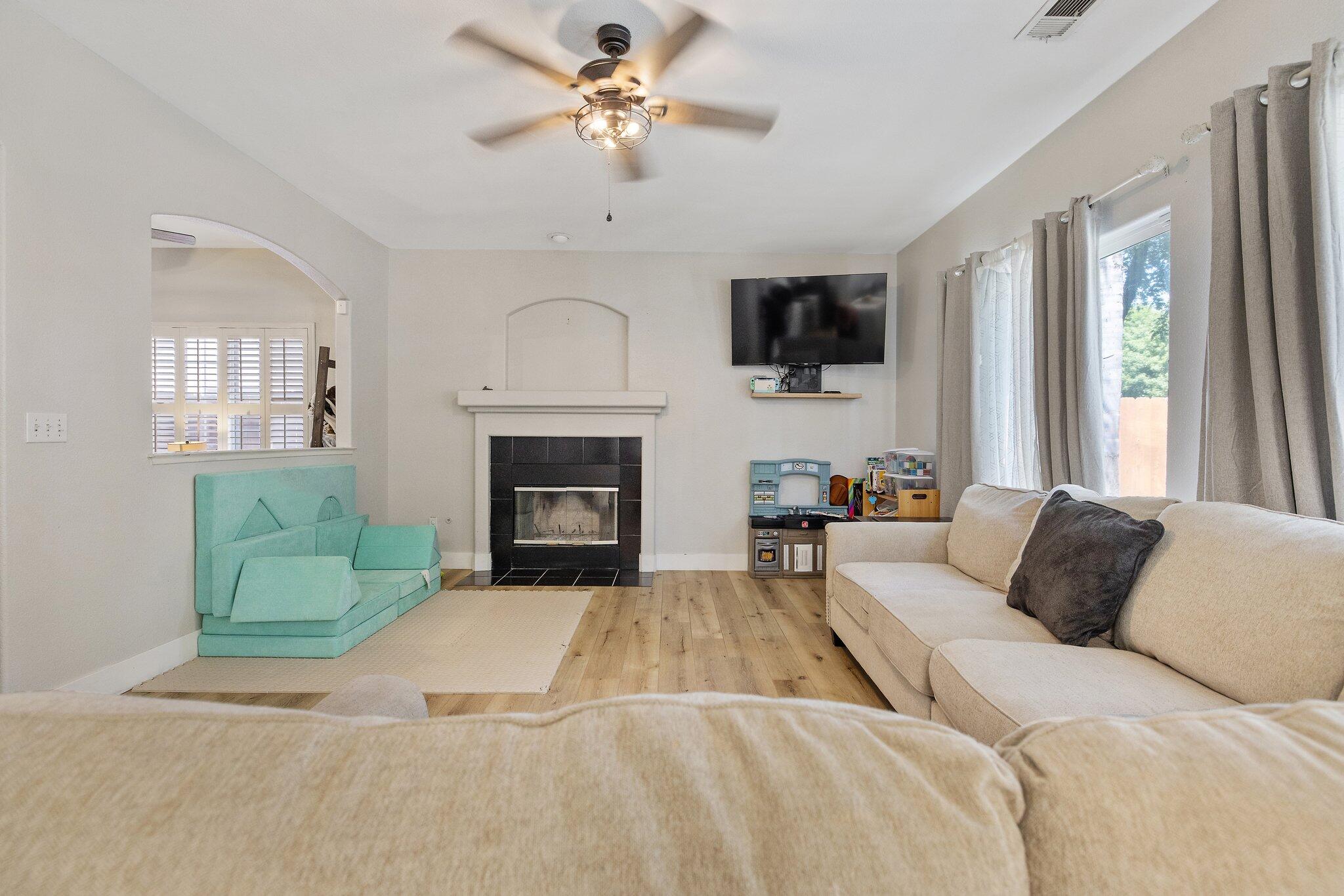 514 W Ashland Ct, Visalia, CA 93277